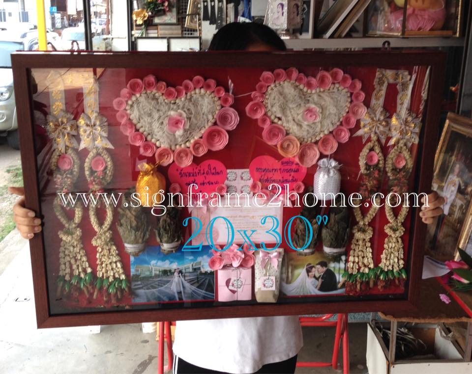 มีกรอบทรงลึก ไม้เรียบโมเดล สีลายไม้ ปูกำมะหยีสีแดง