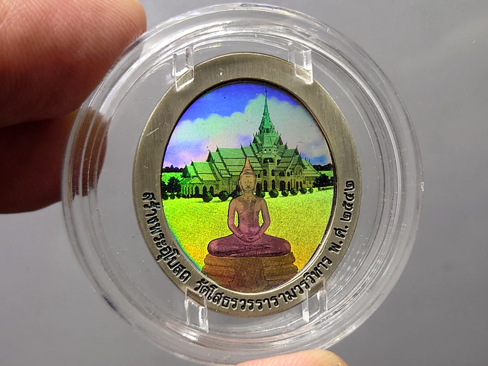 พระพุทธโสธร เนื้อเงินพ่นทราย หลังภาพโฮโรแกรม รุ่นสร้างพระอุโบสถหลังใหม่ วัดโสธรวรารามวรมหาวิหาร พ.ศ.2542 พร้อมกล่องเดิม