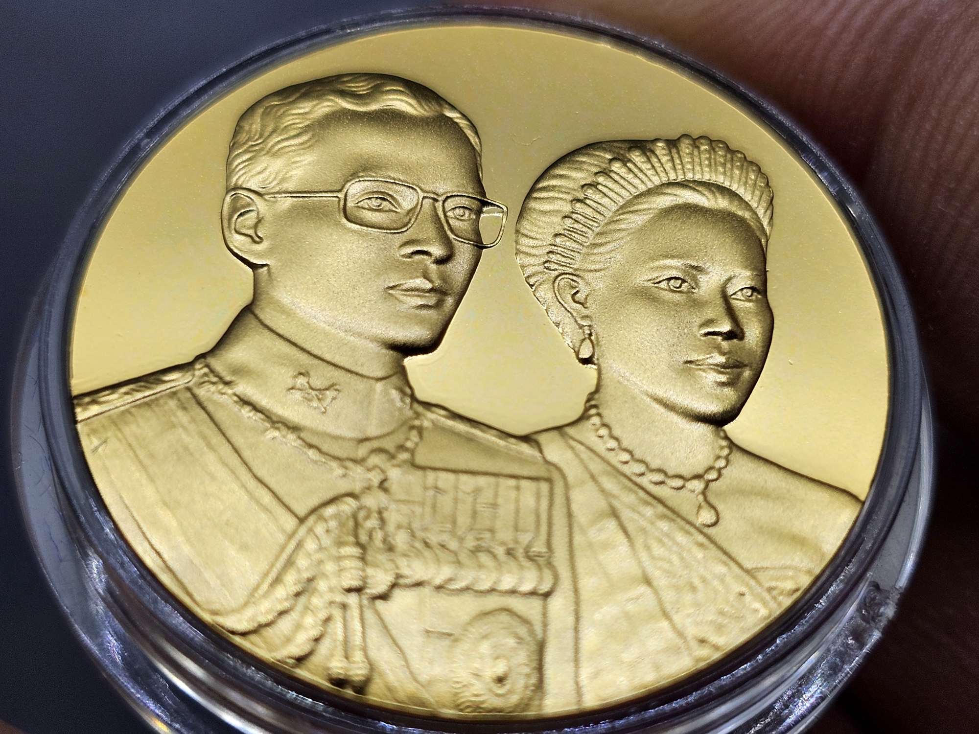 เหรียญที่ระลึกพระราชทาน ในหลวง ร.9 และพระราชินี เนื้อกะไหล่ทอง ขนาด 3 ซม. ทรงกลม (แจกเฉพาะข้าราชการ ใกล้ชิดพระองค์) พร้อมกล่อง