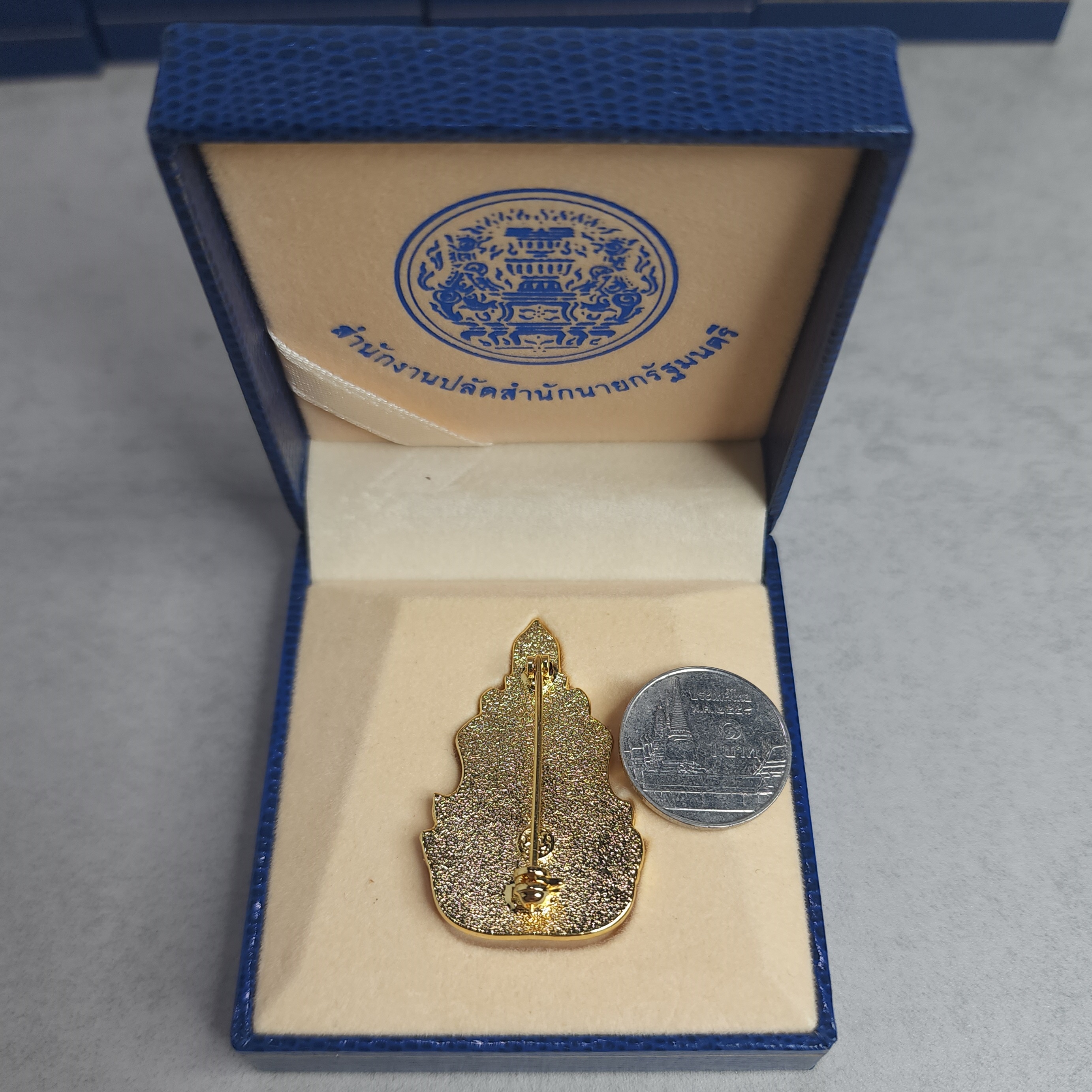 เข็มกลัด เข็มที่ระลึก ฉลองสิริราชสมบัติครบ 60ปี 2549 จัดทำโดยสำนักงานปลัดสำนักนายกรัฐมนตรี (สปน.) พร้อมกล่องและใบเซอร์