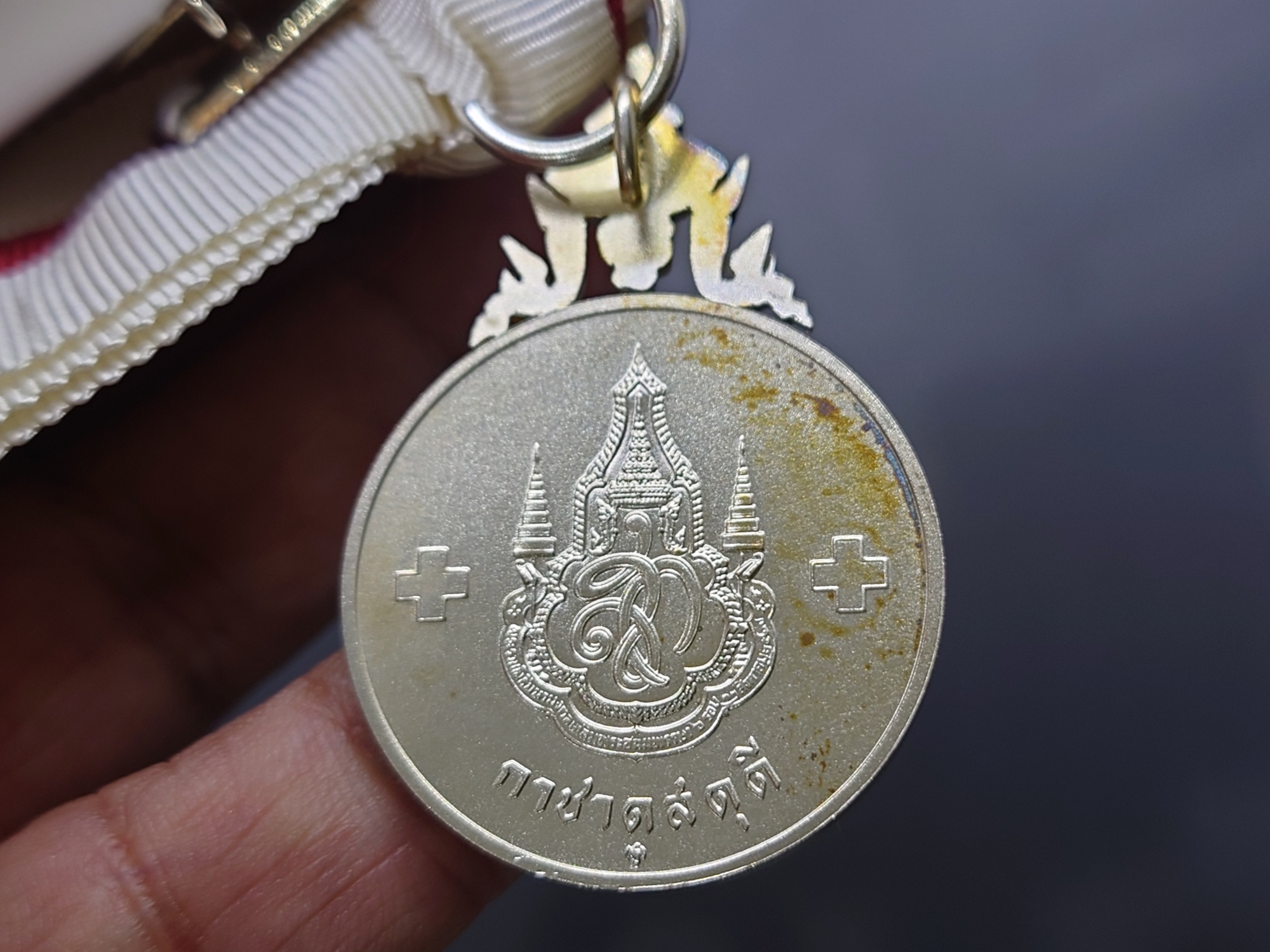 เหรียญเงินประดับแพรแถบ กาชาดสดุดีพระบรมราชินีนาถ สภานายิกาสภากาชาดไทย แบบหญิง