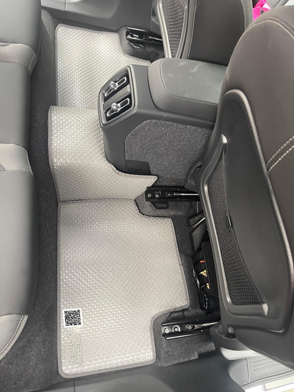 พรมปูพื้นรถยนต์ Volvo XC40 Recharge Twin 2024 กระดุมเล็กเทา