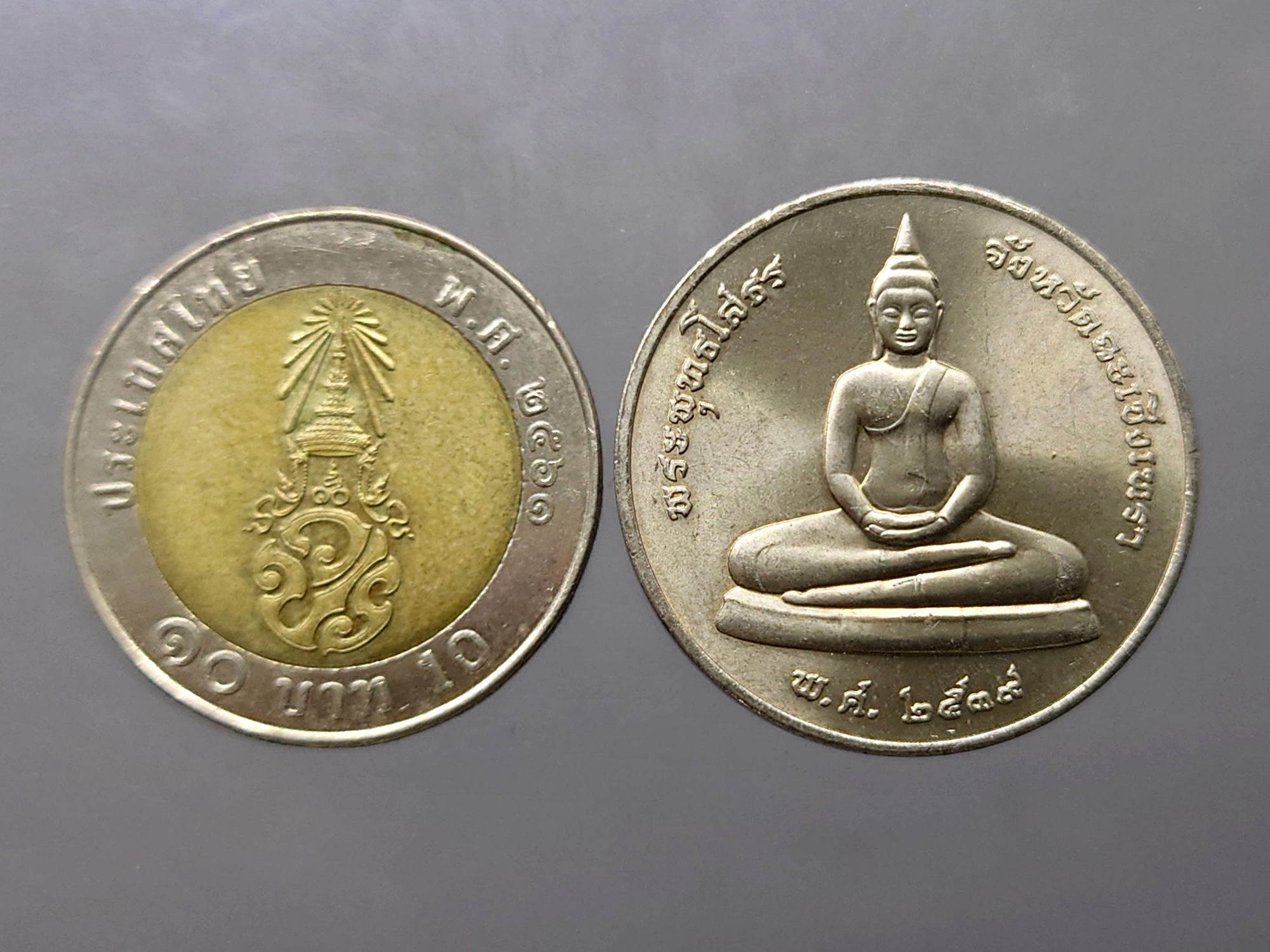 เหรียญพระพุทธโสธร เนื้ออัลปาก้า ที่ระลึกพระราชพิธียกฉัตรทองคำ พระอุโบสถวัดโสธรวรารามฯ ขนาด 2.7 เซ็น พ.ศ.2539 พร้อมกล่องเดิม