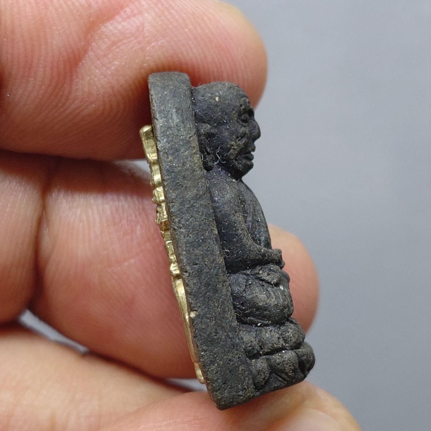 หลวงพ่อทวด พระนามาภิไธย สก. พิมพ์พระรอด เนื้อว่านคลุกรัก วัดห้วยมงคล ปี 2544 พร้อมกล่องเดิม