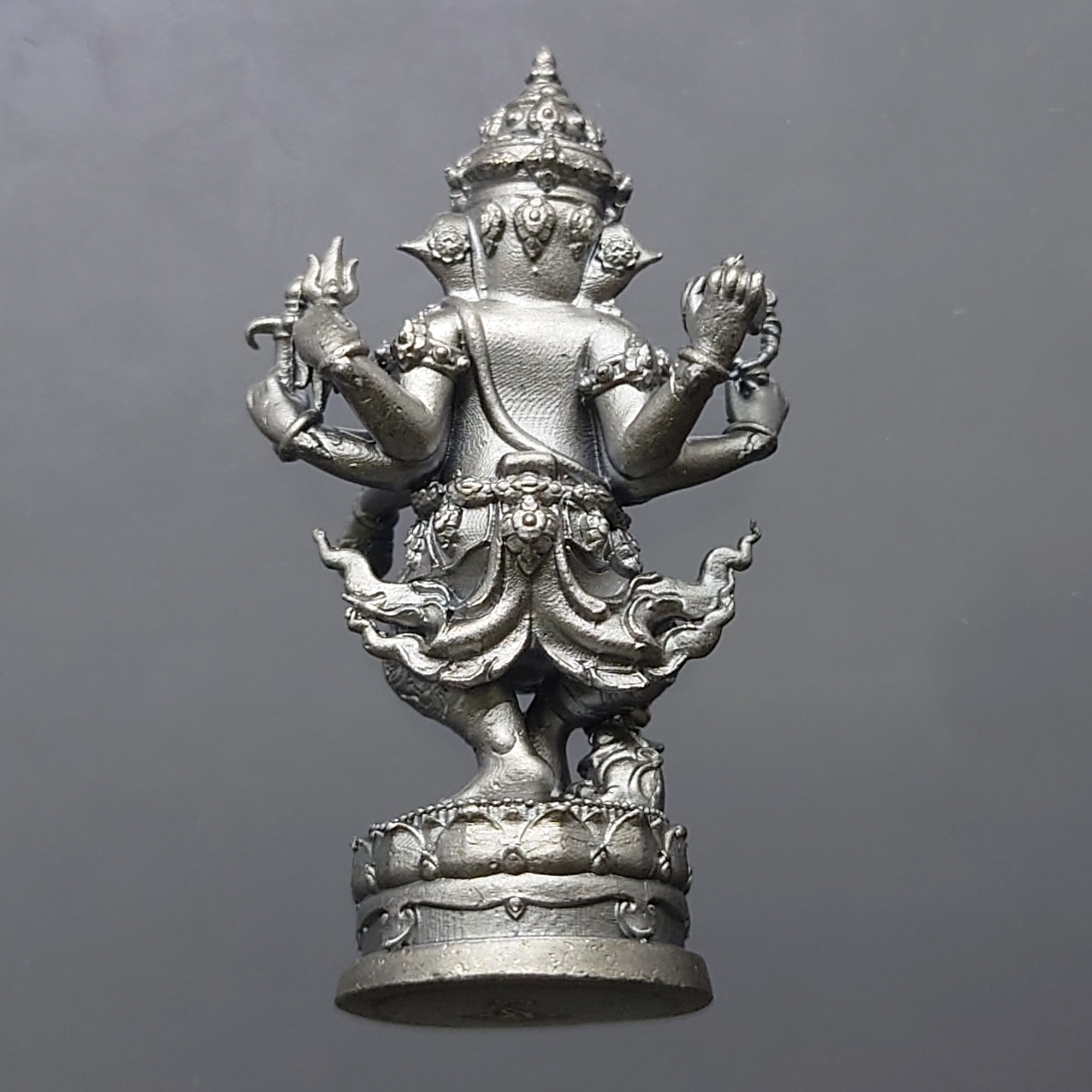 พระพิฆเนศ ปางนฤตยะ มหามงคล ๙๑๐ เนื้อเงินมุก (โคท 8) ขนาด 4 เซ็น จัดสร้างโดย คณะดนตรีและการแสดง มหาวิทยาลัยบูรพา พ.ศ.2562 พร้อมกล่องเดิม