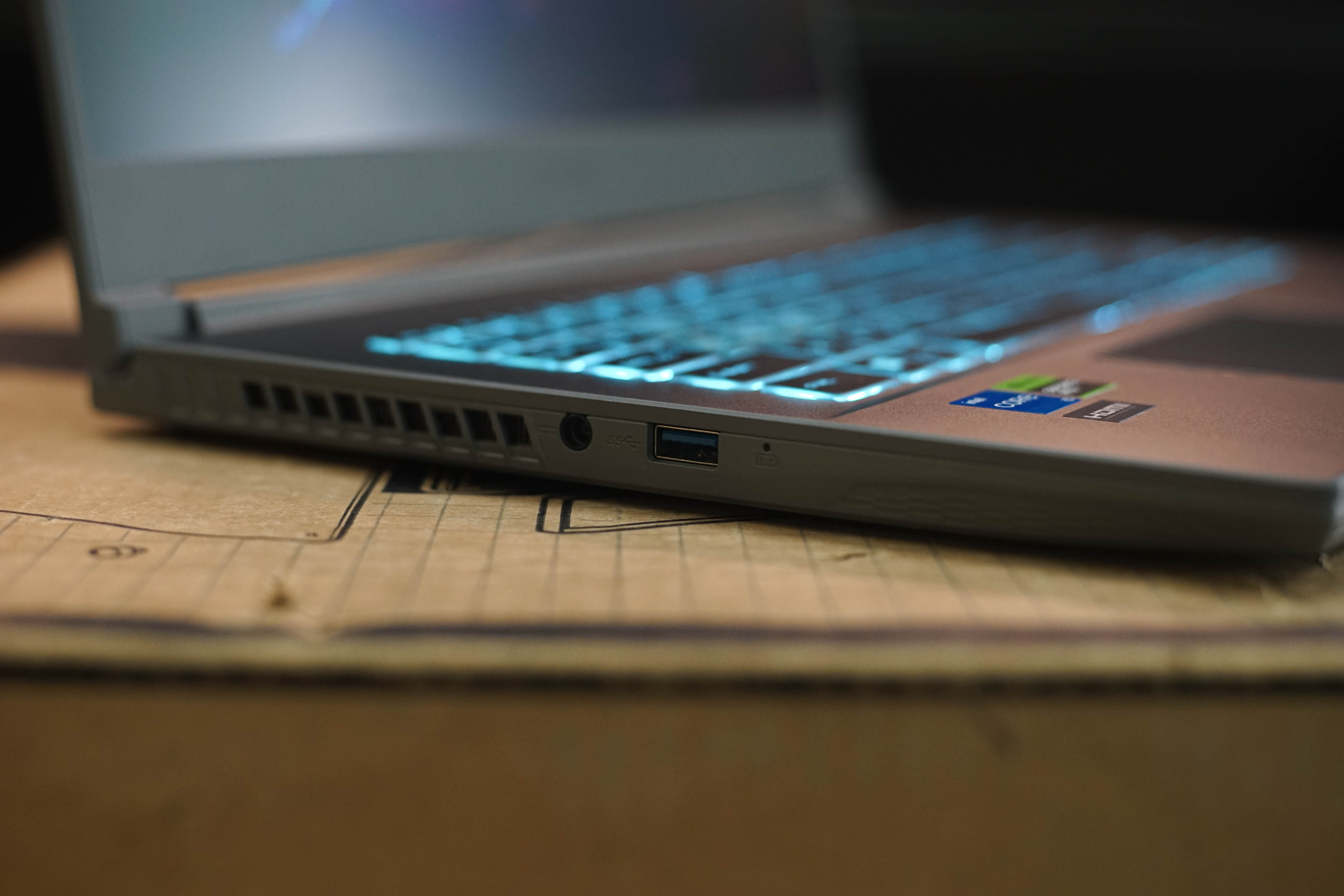 โน๊ตบุ๊คเล่นเกมมือสอง MSI THIN 15 B12UC-1426TH i5-12450H RAM 8 GB M.2 512 GB RTX3050 จอ 15.6"144Hz