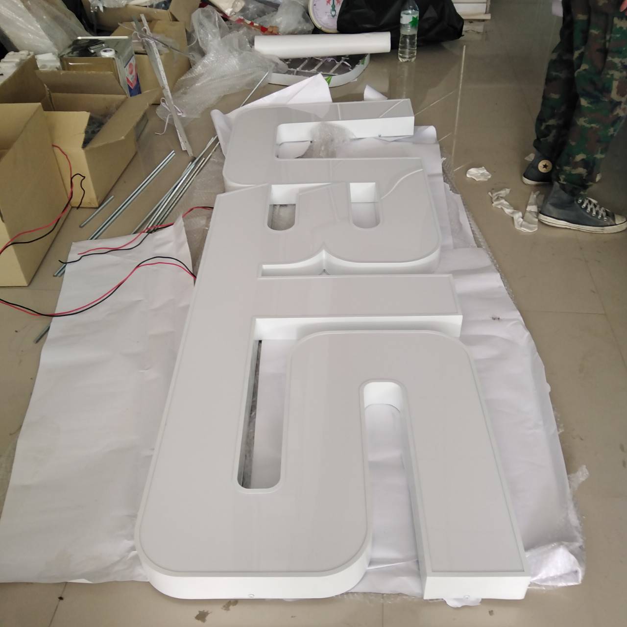 งานUBIS ป้ายไฟแอลอีดีตัวอักษรออกหน้าขอบอลูมิเนียมสีขาว
