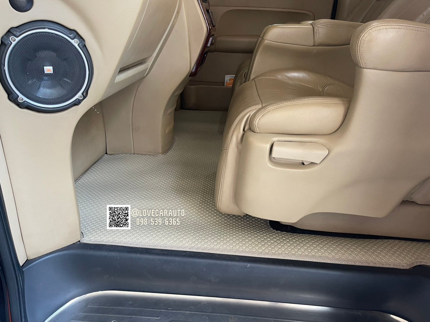 พรมปูพื้นรถตู้ Hyundai Grand Starex VIP ดัดแปลง กระดุมเล็กสีครีม