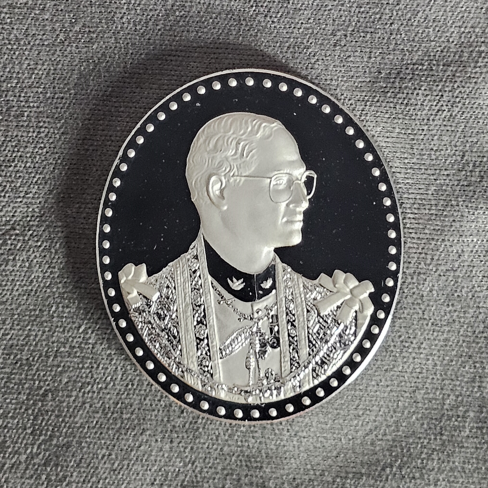 เหรียญที่ระลึก เนื้อเงินขัดเงา พระบาทสมเด็จพระเจ้าอยู่หัว รัชกาลที่ 9 ครบรอบ 75 พรรษา ภปร จัดสร้างโดย รพ.ศิริราช ปี2545