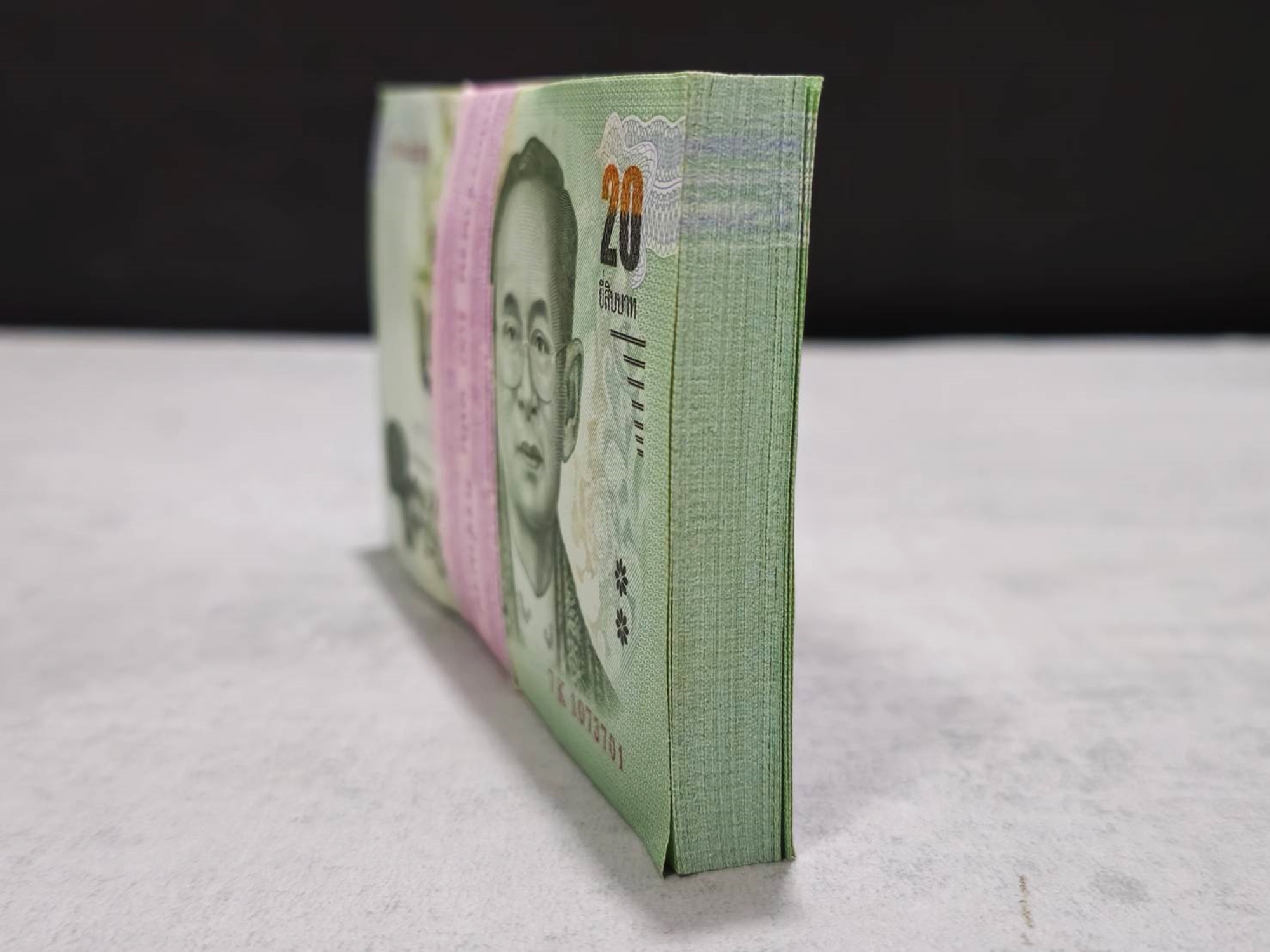 ธนบัตรยกแหนบ 100 ใบ เรียงเลข ธนบัตร 20 บาท แบบ 16.5 ไม่ผ่านใช้งาน พร้อมบรรจุตลับ (มีเลขสวย เลขกระจก)