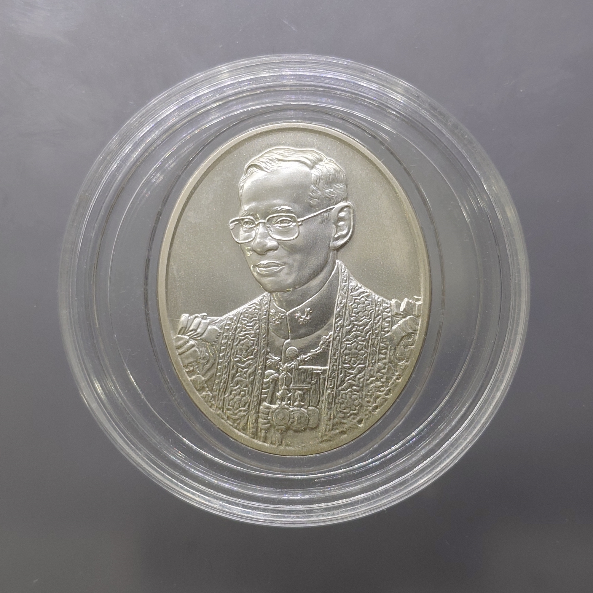 เหรียญพระบรมรูปพระบาทสมเด็จพระเจ้าอยู่หัว ที่ระลึก 100 ปี โรงพยาบาลจุฬาลงกรณ์ สภากาชาดไทย พ.ศ.2557