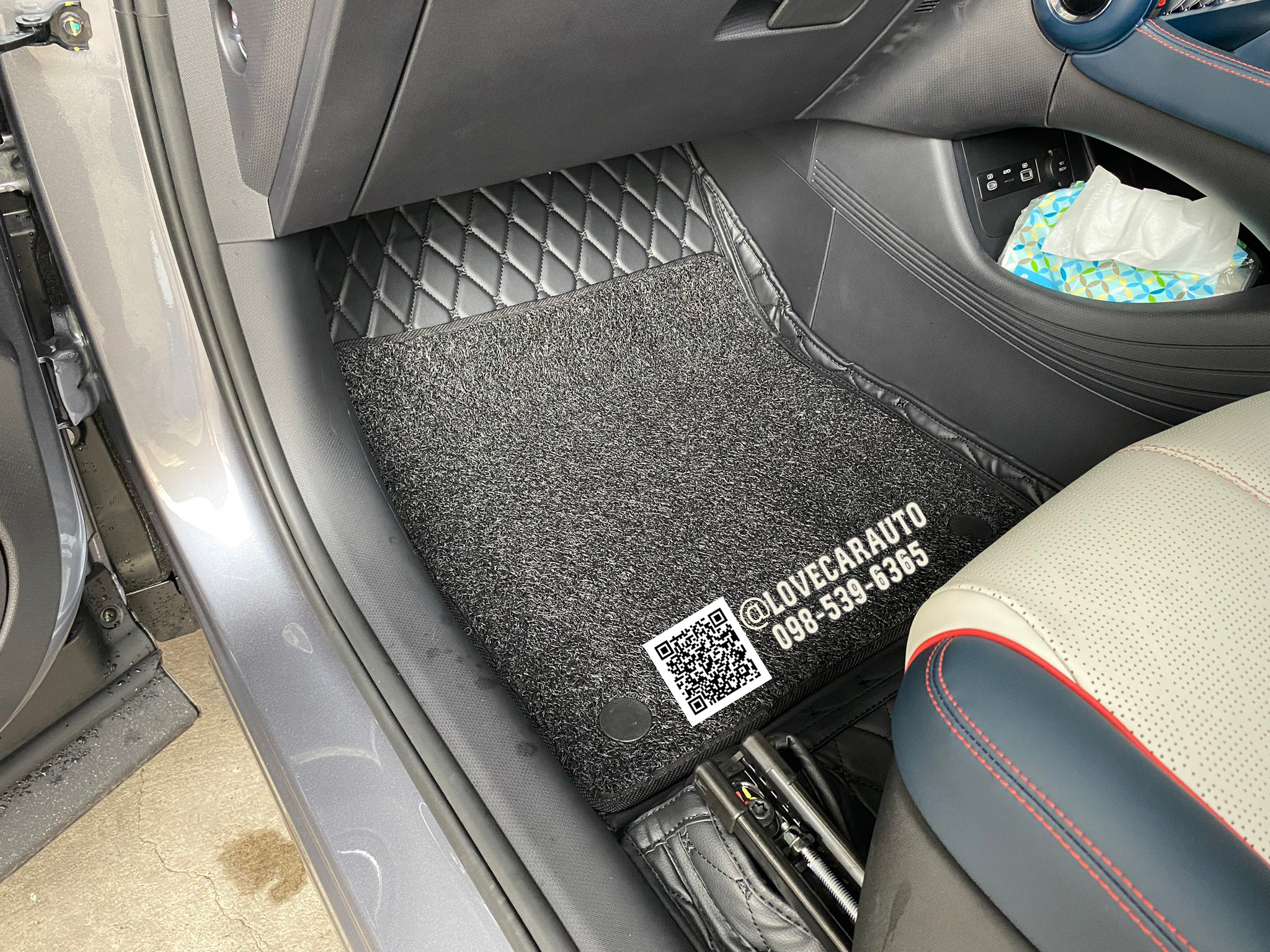 พรมปูพื้นรถยนต์ 7D BYD Atto3 EV 2023 สีดำด้ายดำ +ไวนิลสีดำ