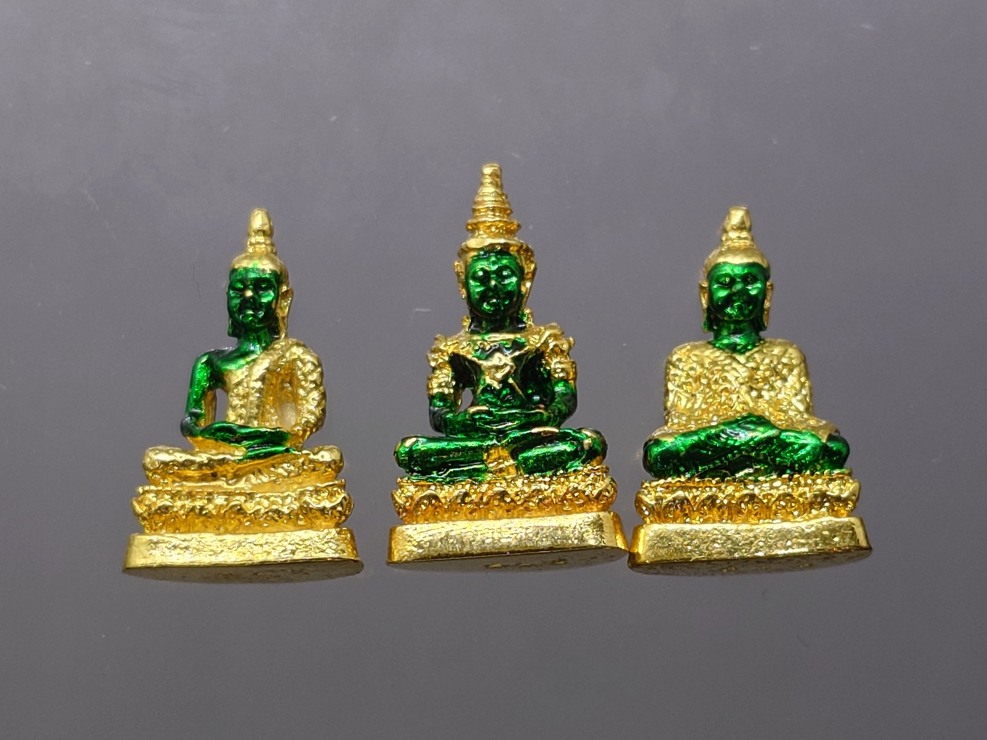 พระพุทธมหามณีรัตนปฏิมากร เนื้อเงินกาหลั่ยทอง ลงยาเขียว ขนาดสูง 1.8 ซ.ม.พิธีมหาพุทธาภิเษก ณ พระอุโบสถวัดพระศรีรัตนศาสดาราม พ.ศ.2538 พร้อมตลับเดิม