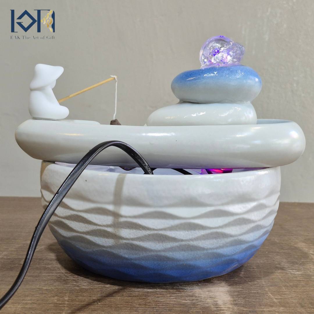 น้ำพุน้ำล้นตั้งโต๊ะ รุ่นคนตกปลาในบ่อเหมือนตกเงินตกทองสีขาวคราม น้ำล้นแต่งบ้านเสริมฮวงจุ้ย น้ำพุโมเดิร์น น้ำล้น