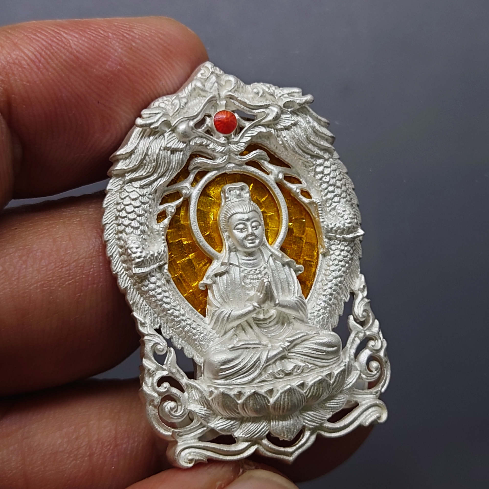 พระโพธิสัตว์อวโลกิเตศวร เจ้าแม่กวนอิม เหรียญฉลุลาย ยกองค์มังกรคู่ รุ่นทรงประทานพร เนื้อเงินลงยา วัดบวรนิเวศวิหาร ปี2555 พร้อมตลับเดิม