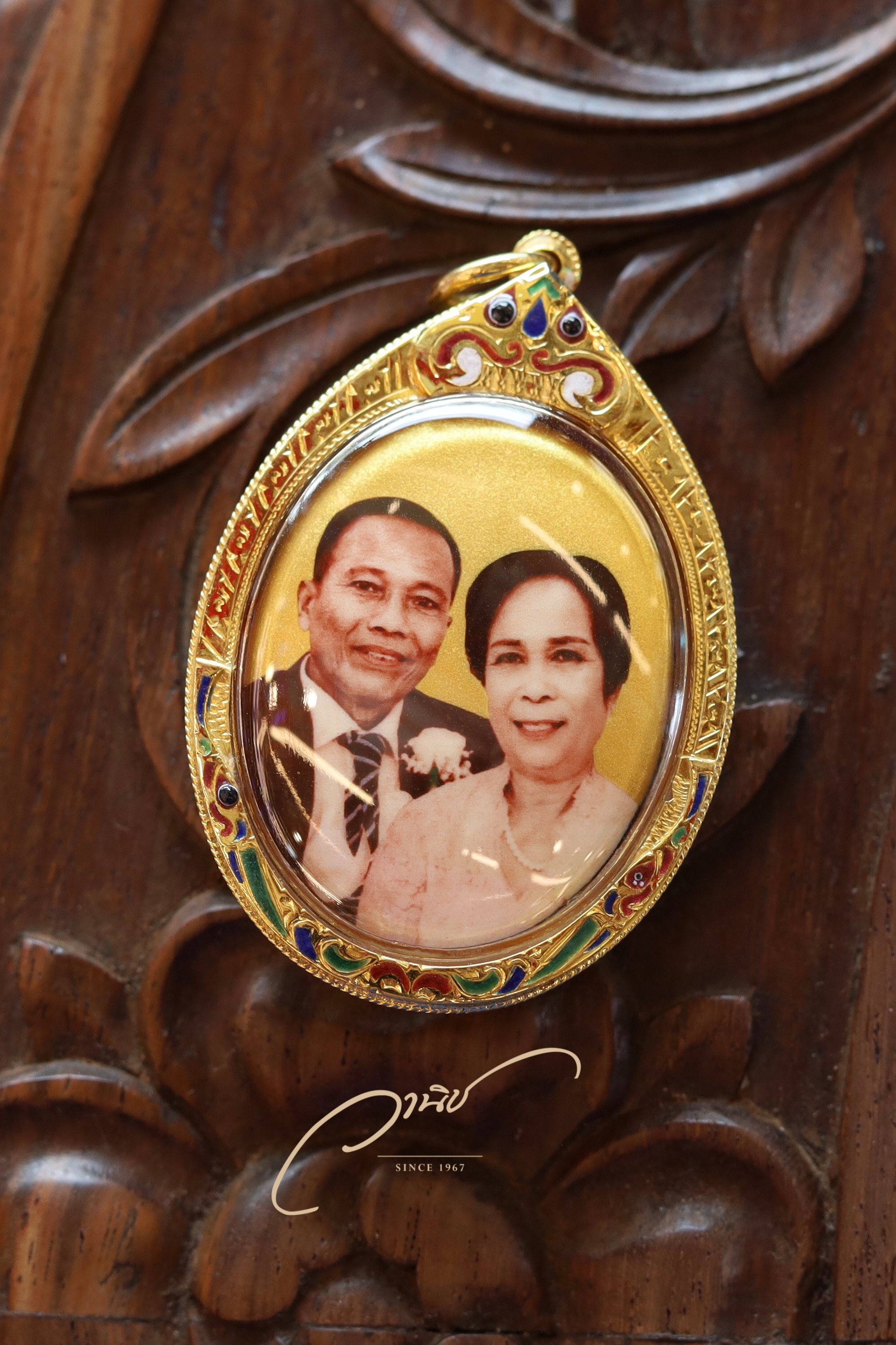 ล็อกเก็ตหิน 2 ด้าน รูปพ่อแม่ เลี่ยมกรอบทองคำแท้ยกซุ้มลงยา By WANICH JEWELRY