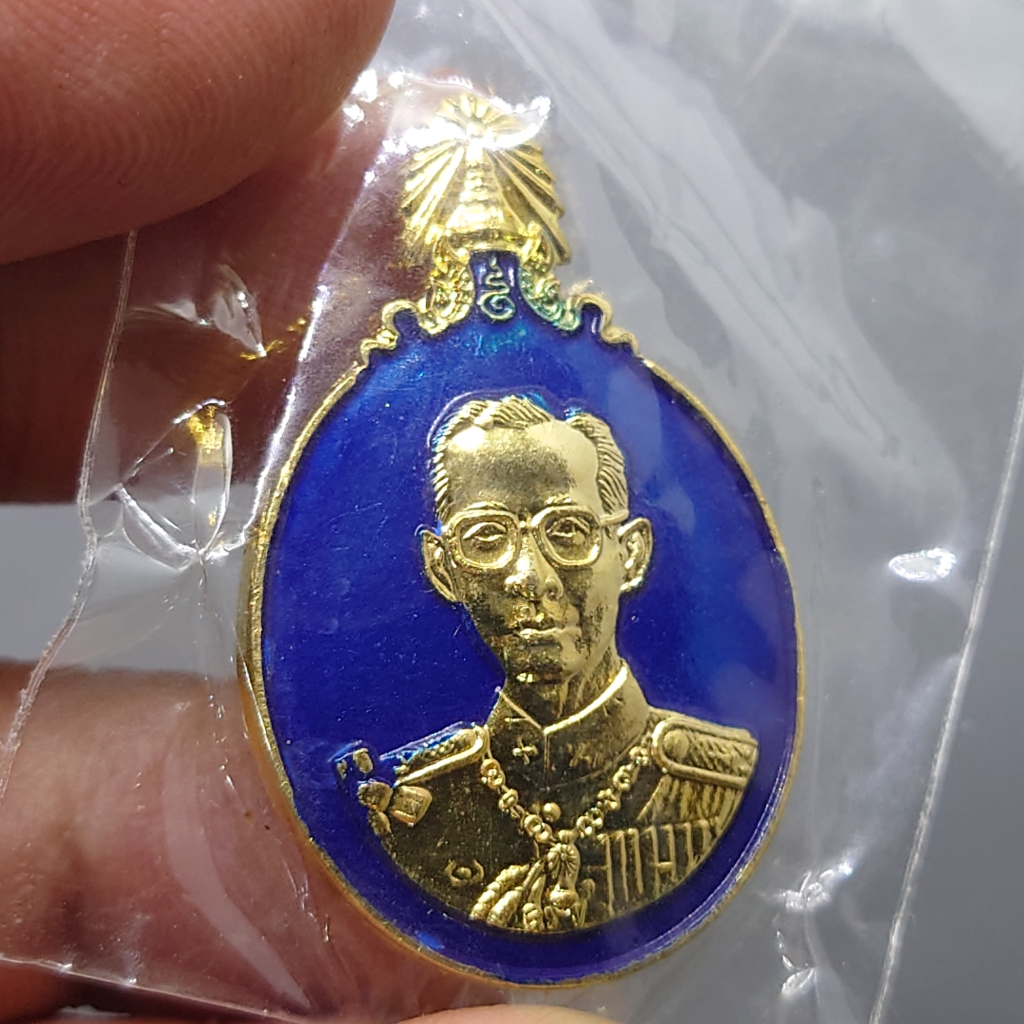 เข็มกลัด 5 ธันวามหาราช ครั้งที่ 24 กาหลั่ยทอง ลงยา พ.ศ.2543 ซีลเดิม