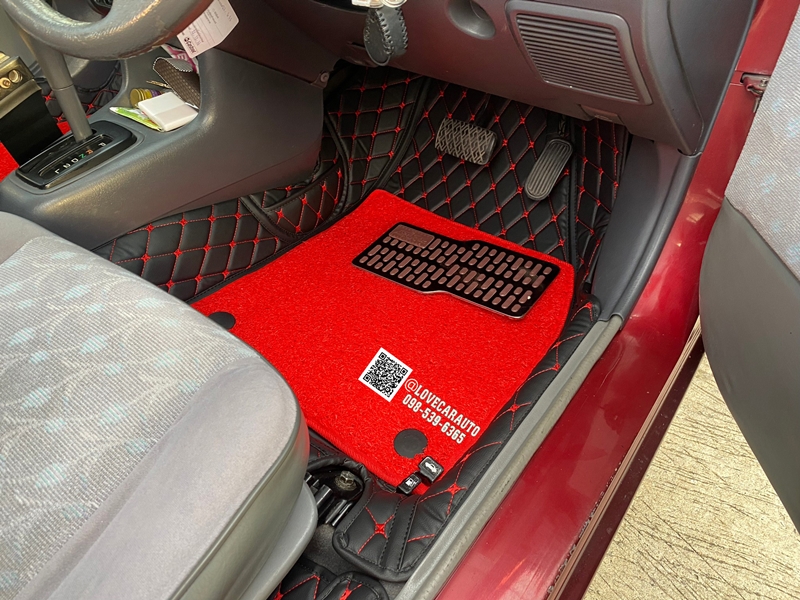 พรมปูพื้นรถยนต์ Toyota Soluna โฉมแรก สีดำด้ายแดง+ไวนิลแดง