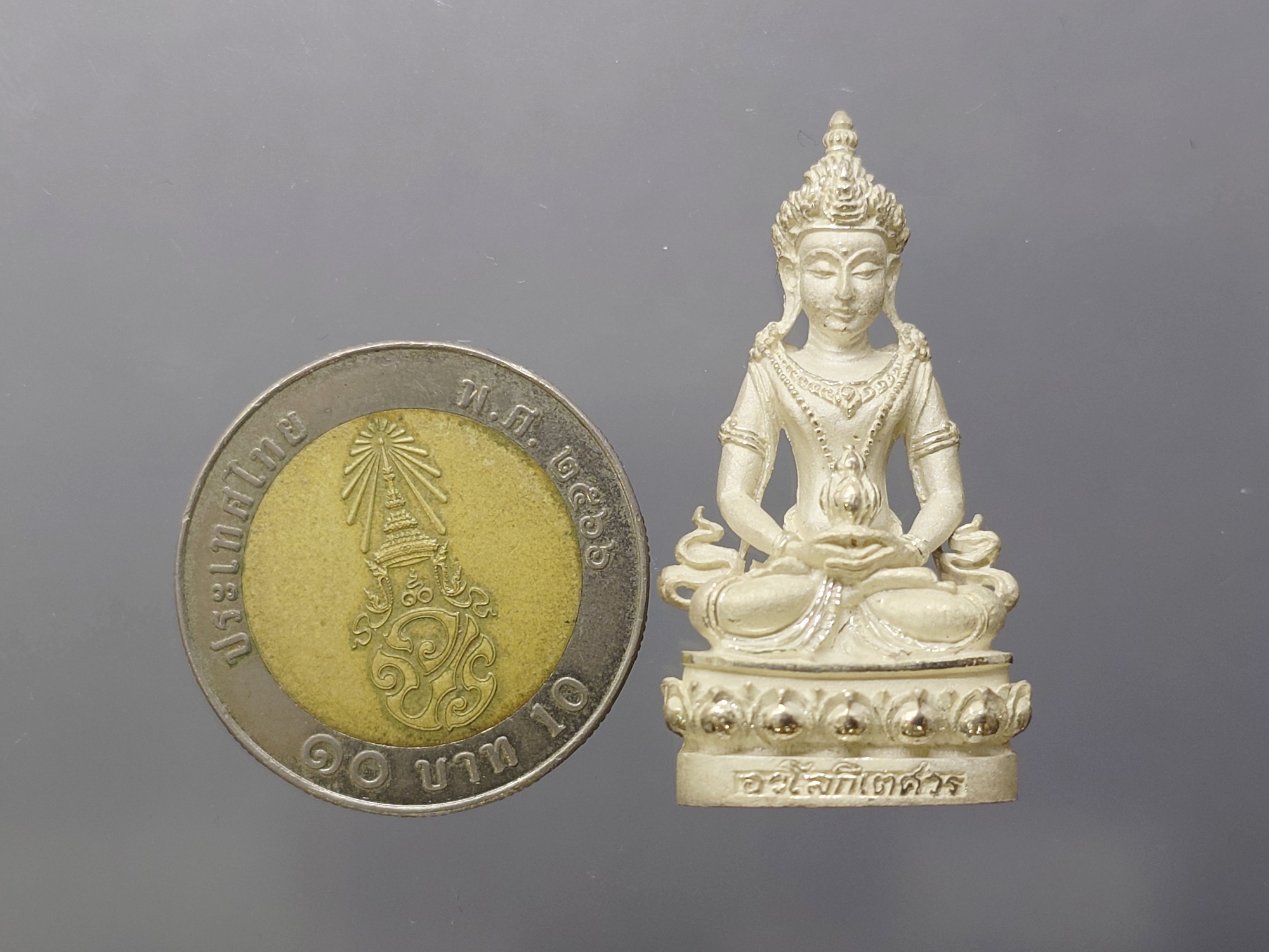 พระกริ่งอวโลกิเตศวร อุดมโภคทรัพย์ เนื้อเงิน 99 % วัดโพธิ์แมนคุณาราม พ.ศ.2539 พร้อมบรรจุกล่องเดิมวัด สภาพสวย