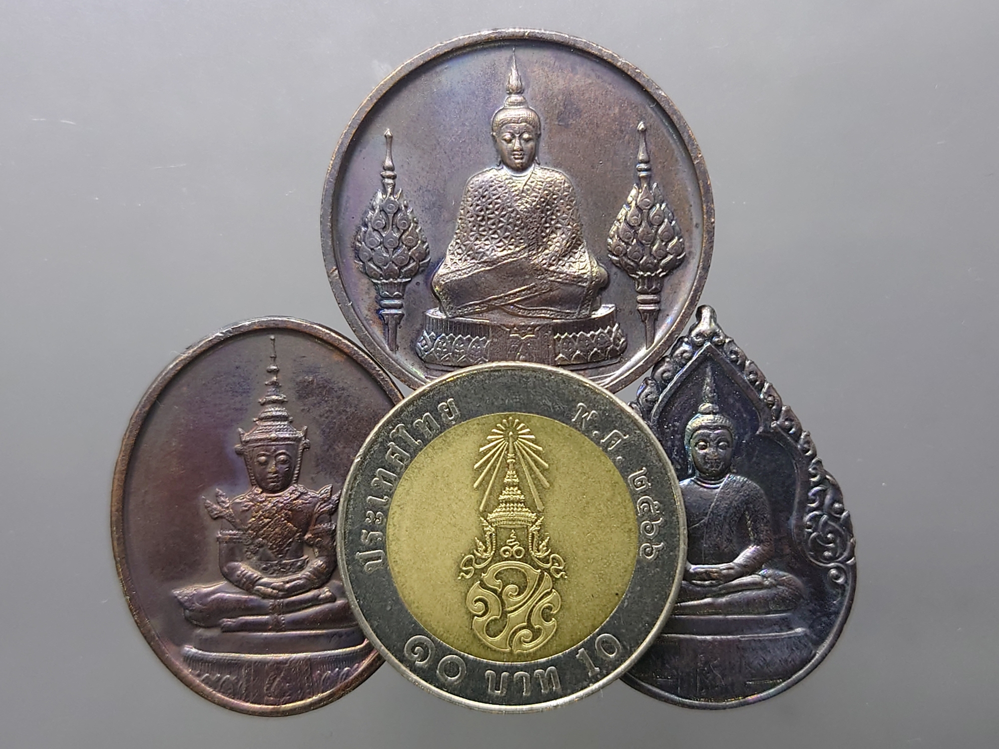 เหรียญพระแก้วมรกต ภปร รุ่นแรก ชุด 3 ฤดู เนื้อทองแดงรมดำ ฉลองกรุงรัตนโกสินทร์ 200 ปี พ.ศ.2525