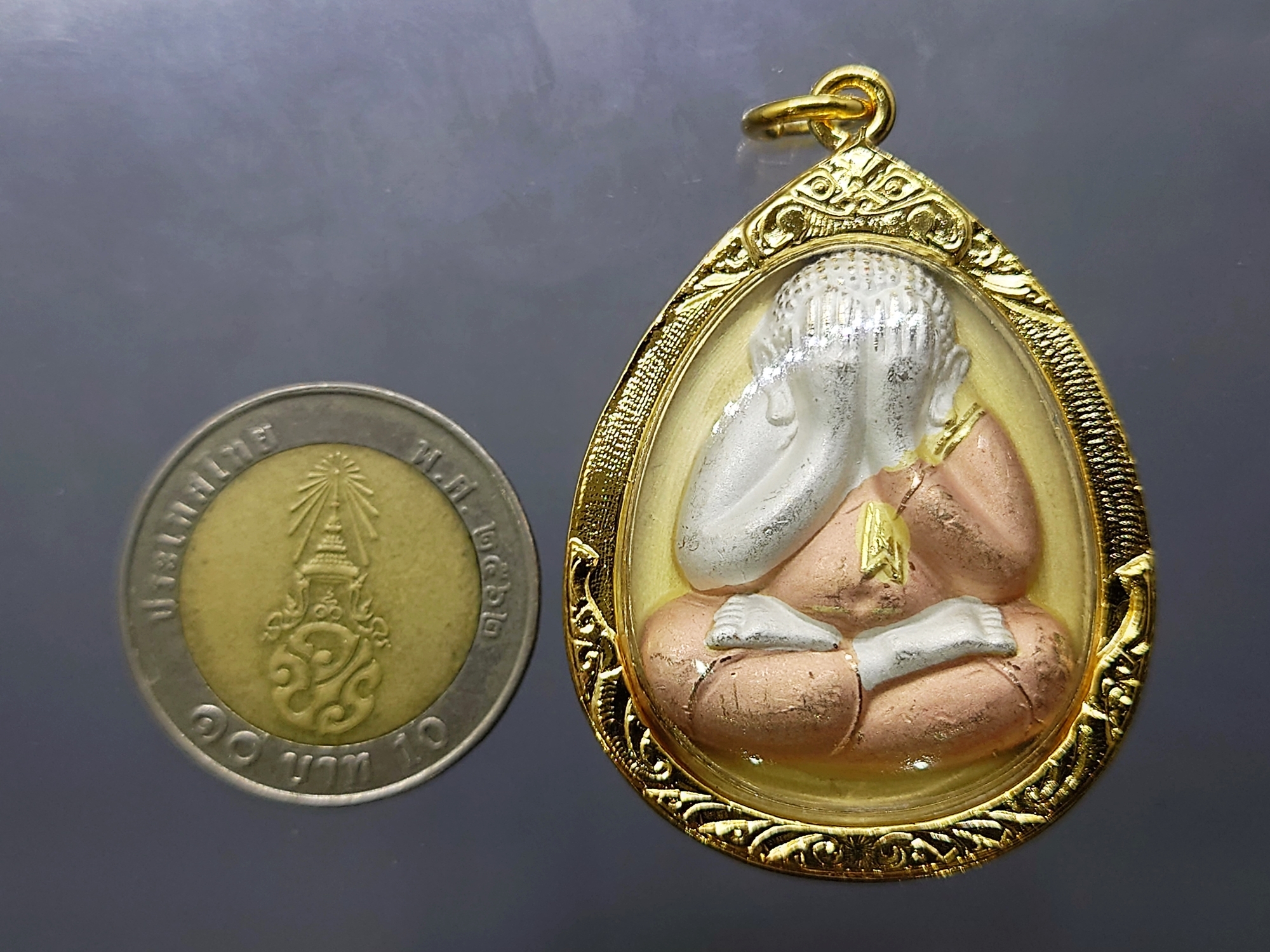 พระปิดตาโภคทรัพย์ เนื้อโลหะชุบสามกษัตริย์ ที่ระลึกฉลองwระชนมายุ 84 พรรษา ญสส วัดบวรนิเวศวิหาร ปี 2540 พร้อมเลี่ยมกรอบทองไมครอน กล่องเดิม