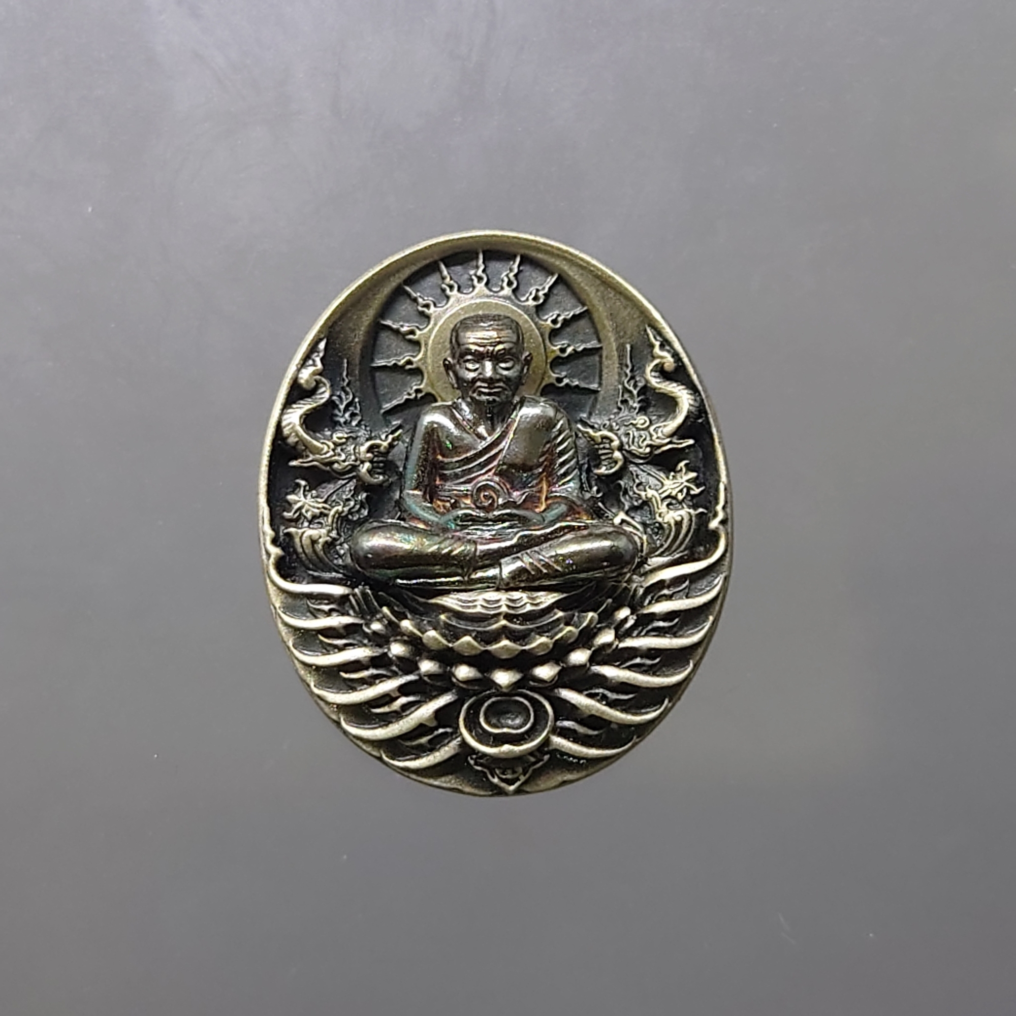 เหรียญหลวงปู่ทวด รุ่น " อภิเมตตา มหาโพธิสัตว์ " พิมพ์จิ๋ว เนื้อเงิน ควบคุมออกแบบโดย อ.เฉลิมชัย พร้อมใบกำกับหมายเลขประจำองค์พระ พ.ศ.2558