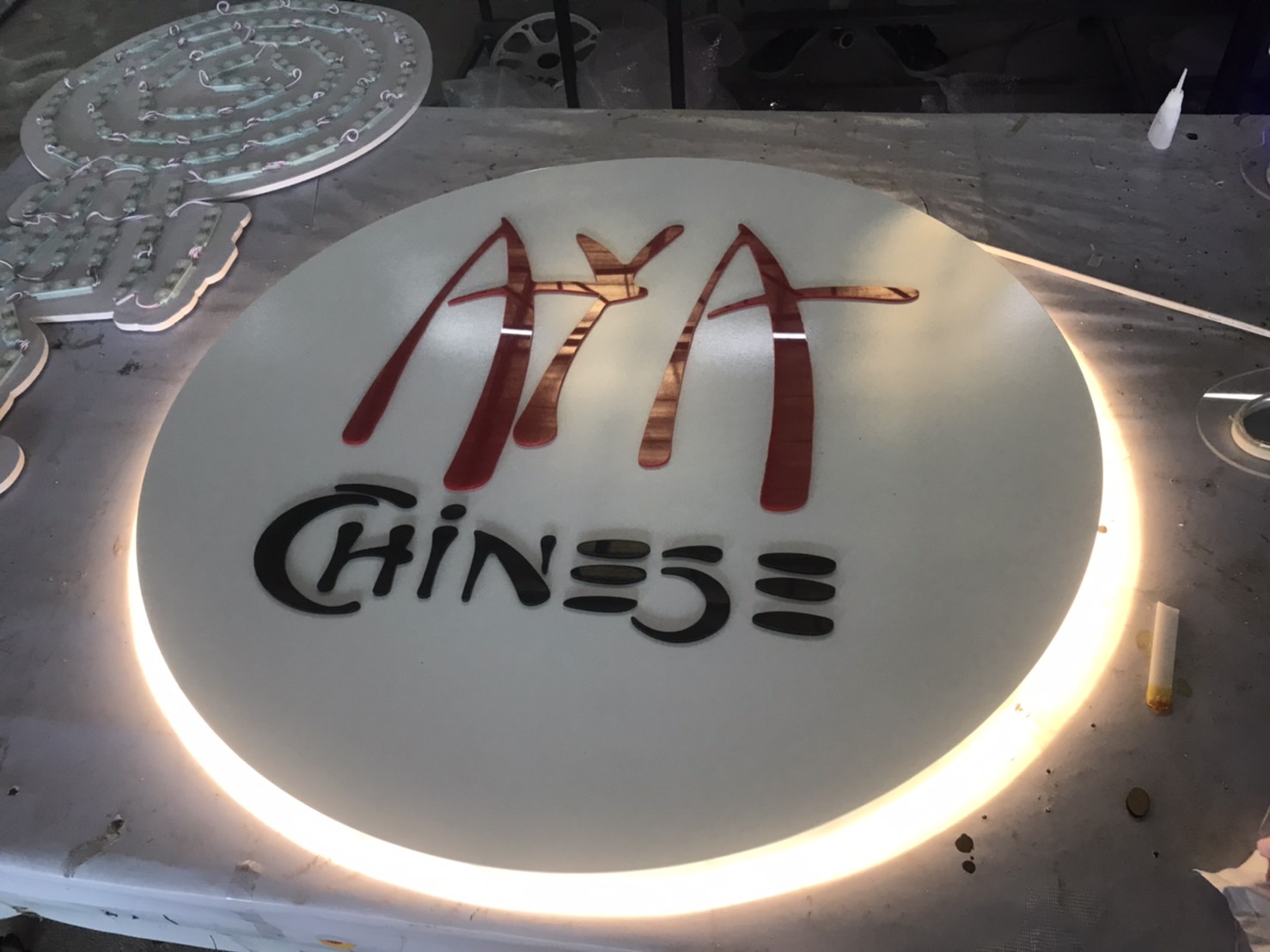 งานป้ายวินเทจ ป้ายเหล็กวงกลมพ่นสีขาวยกกล่องไฟออกหลัง งานAYA CHINESE
