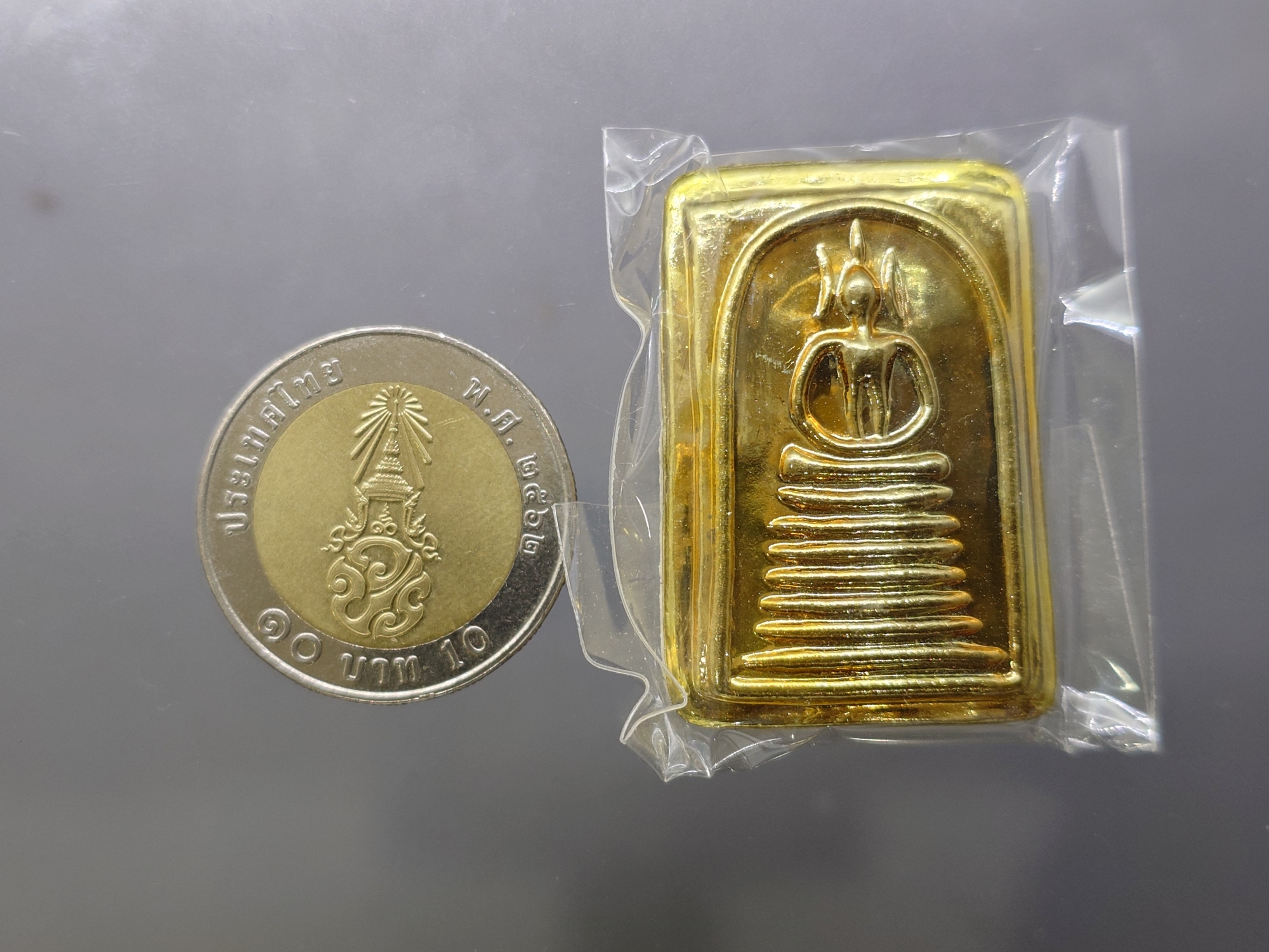 สมเด็จเกศไชโย มีเงิน - มีทอง พิมพ์อกร่อง หน้ากากทองเหลือง หลังแผ่นหัวใจพระคาถาชินบัญชร เนื้อทองเหลือง วัดอินทรวิหาร บางขุนพรหม ปี2552 พร้อมกล่องเดิม