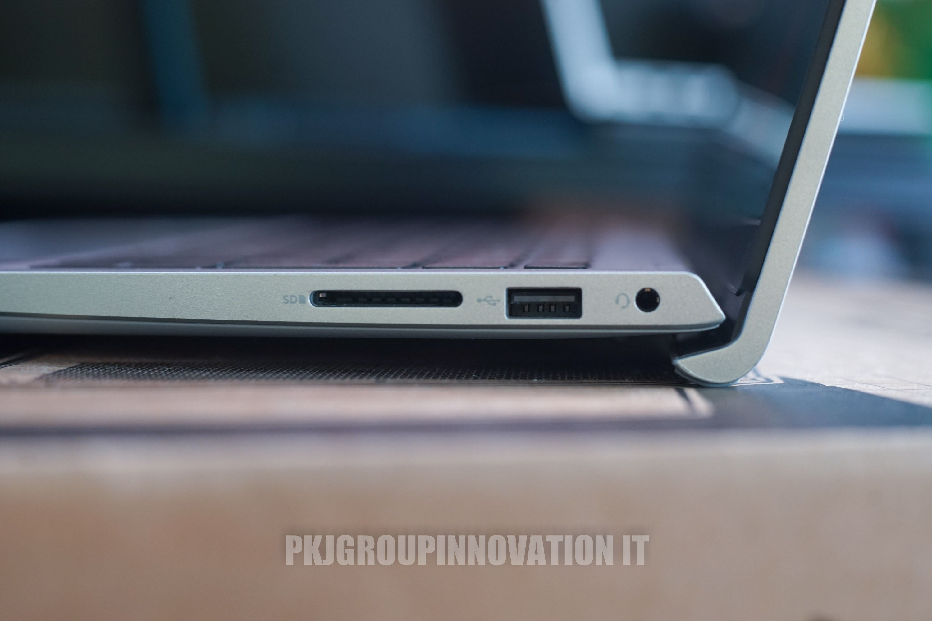 โน๊ตบุ๊คทำงานมือสอง Dell Inspiron 15 3511 * มีตำหนิตามขอบเครื่อง *