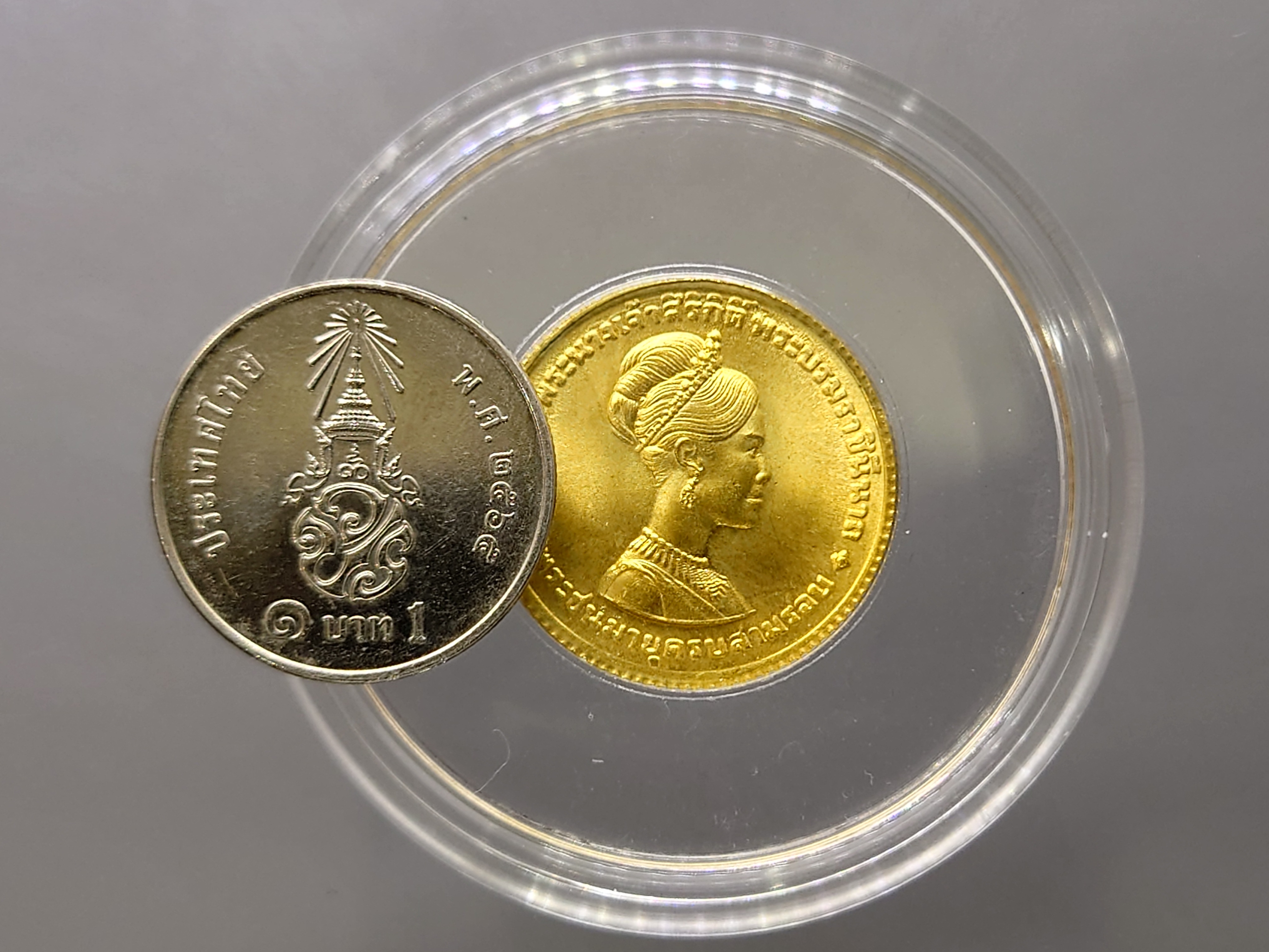 เหรียญทองคำ 300 บาท ที่ระลึกเฉลิมพระชนมายุครบสามรอบ สมเด็จพระนางเจ้าสิริกิติ์ พระบรมราชินีนารถ พ.ศ.2511 (หนัก 2 สลึง)