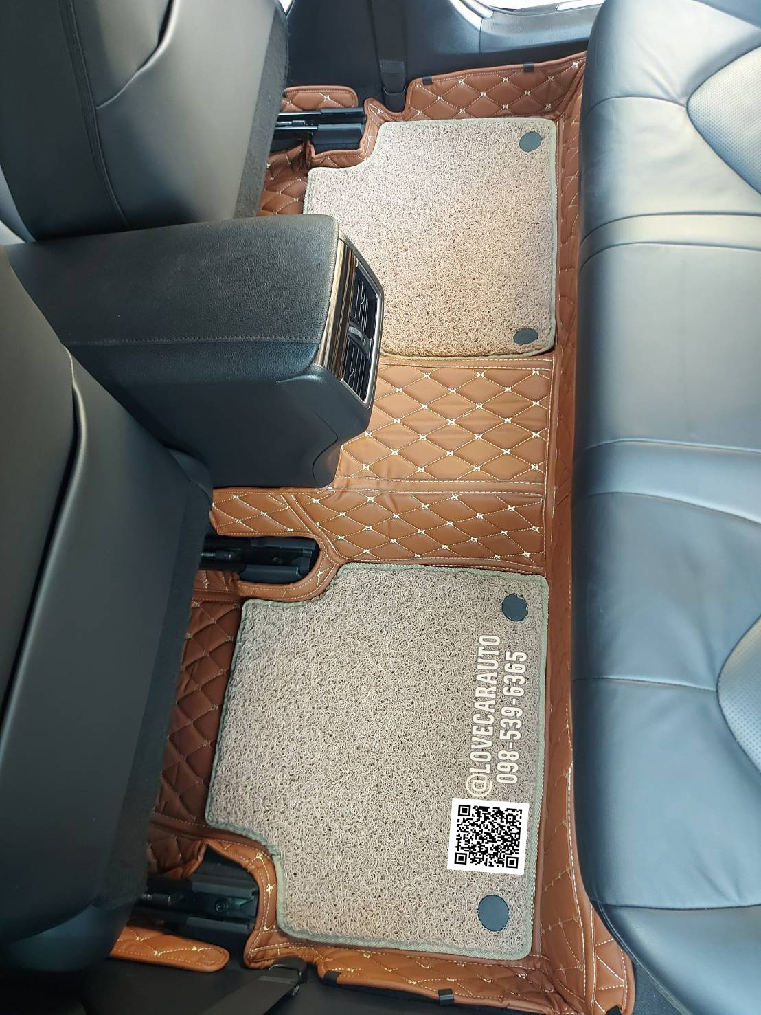 พรมปูพื้นรถยนต์ 7D Toyota Camry โตโยต้า คัมรี่ 2020 สีน้ำตาลเข้ม +ไวนิลสีครีม