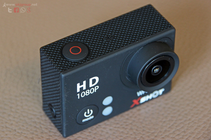ด้านบนของกล้อง Action Camera จะมีลวดลายสักเล็กน้อยเหมือนจะเป็นลายตะข่าย ซึ่งก็ดูสวยงามดี แต่จริงๆนอกจากความสวยงามยังมีประโยชน์อีกด้วย ซึ่งผิวจะเป็นยางจะเหนี่ยวพอสมควรเลยครับ
