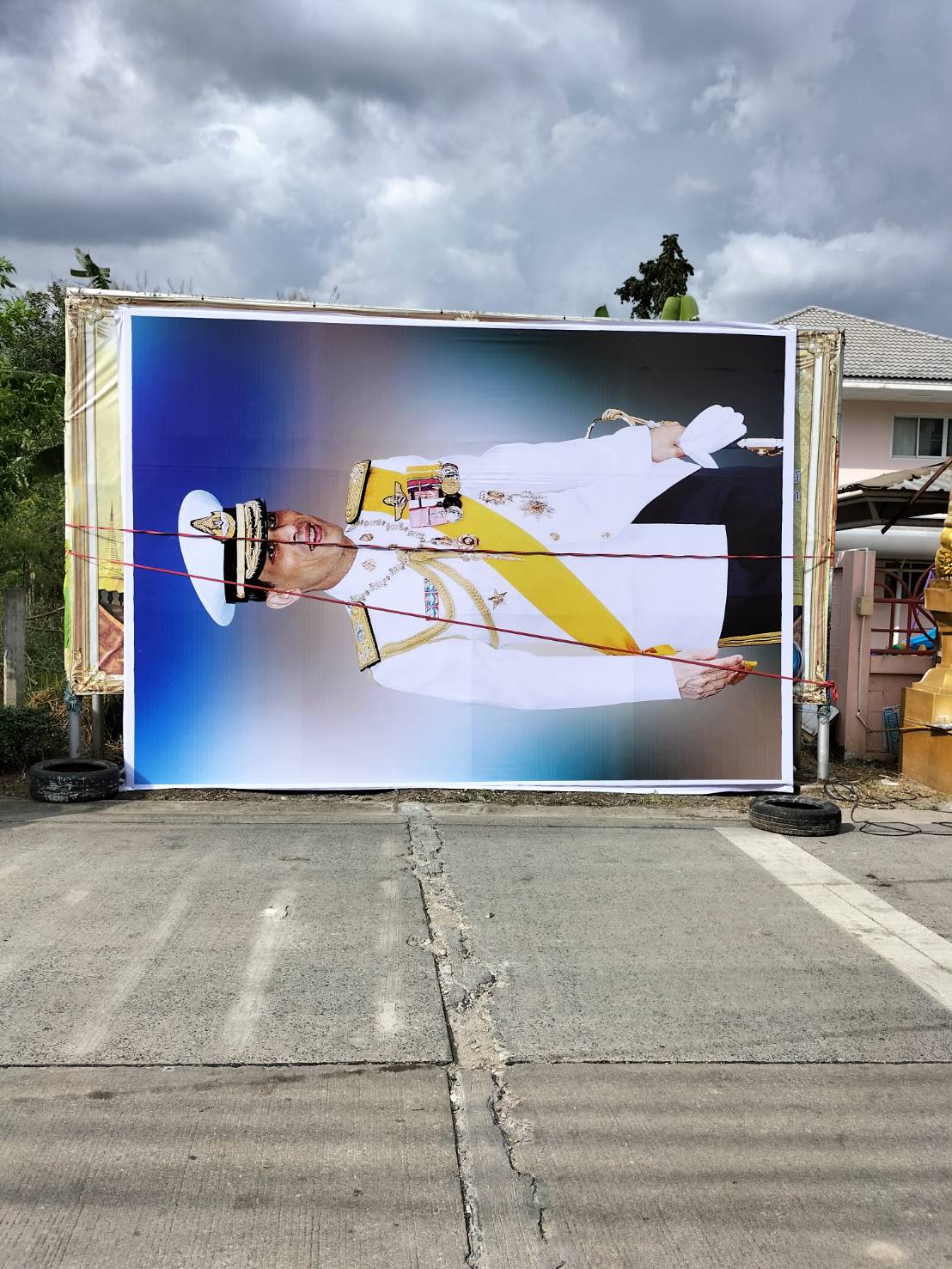 ป้ายไวนิลขึงโครงเหล็ก งานรูปนายหลวง