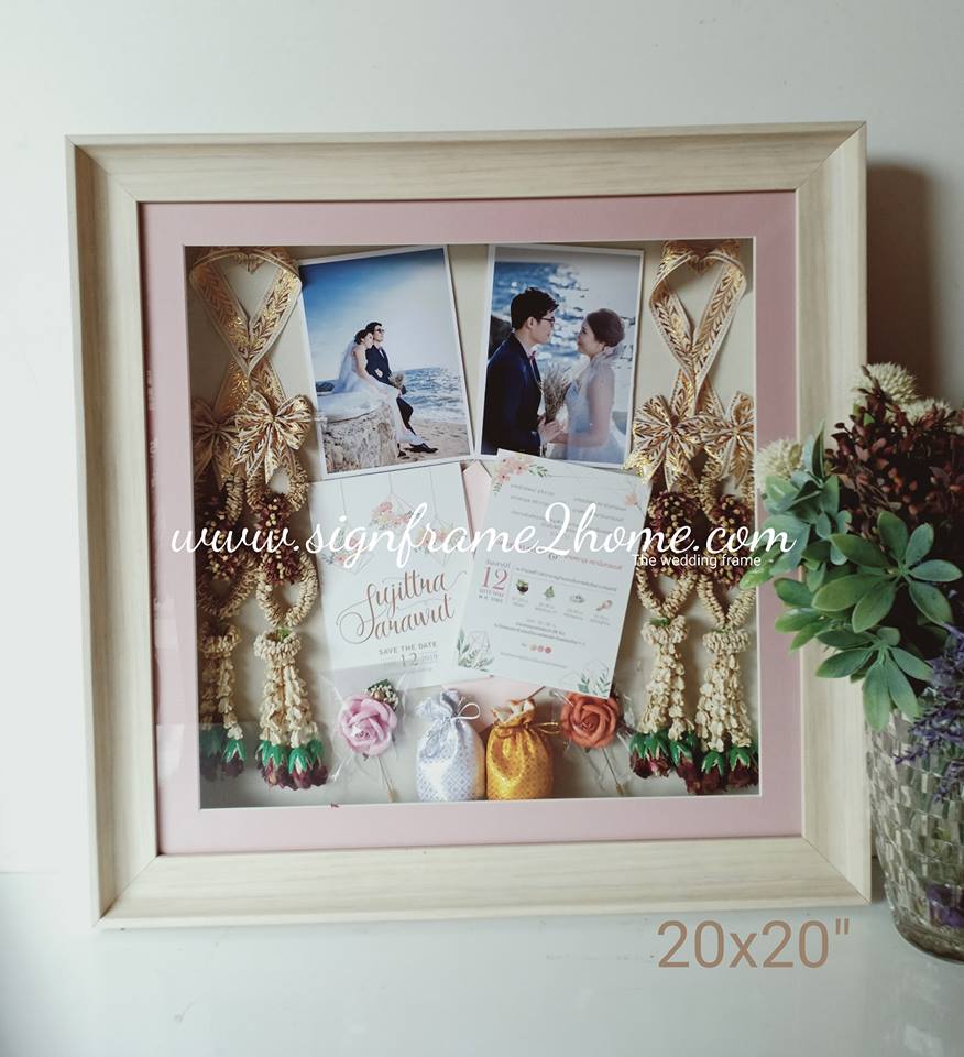 กรอบรูปทรงลึกงานแต่ง ลายไม้ลายบีชเว้า ขนาด 20x20" ปูพื้นสีครีมอ่อน พร้อมเสริมโฟโต้เม้าสีชมพูอ่อน