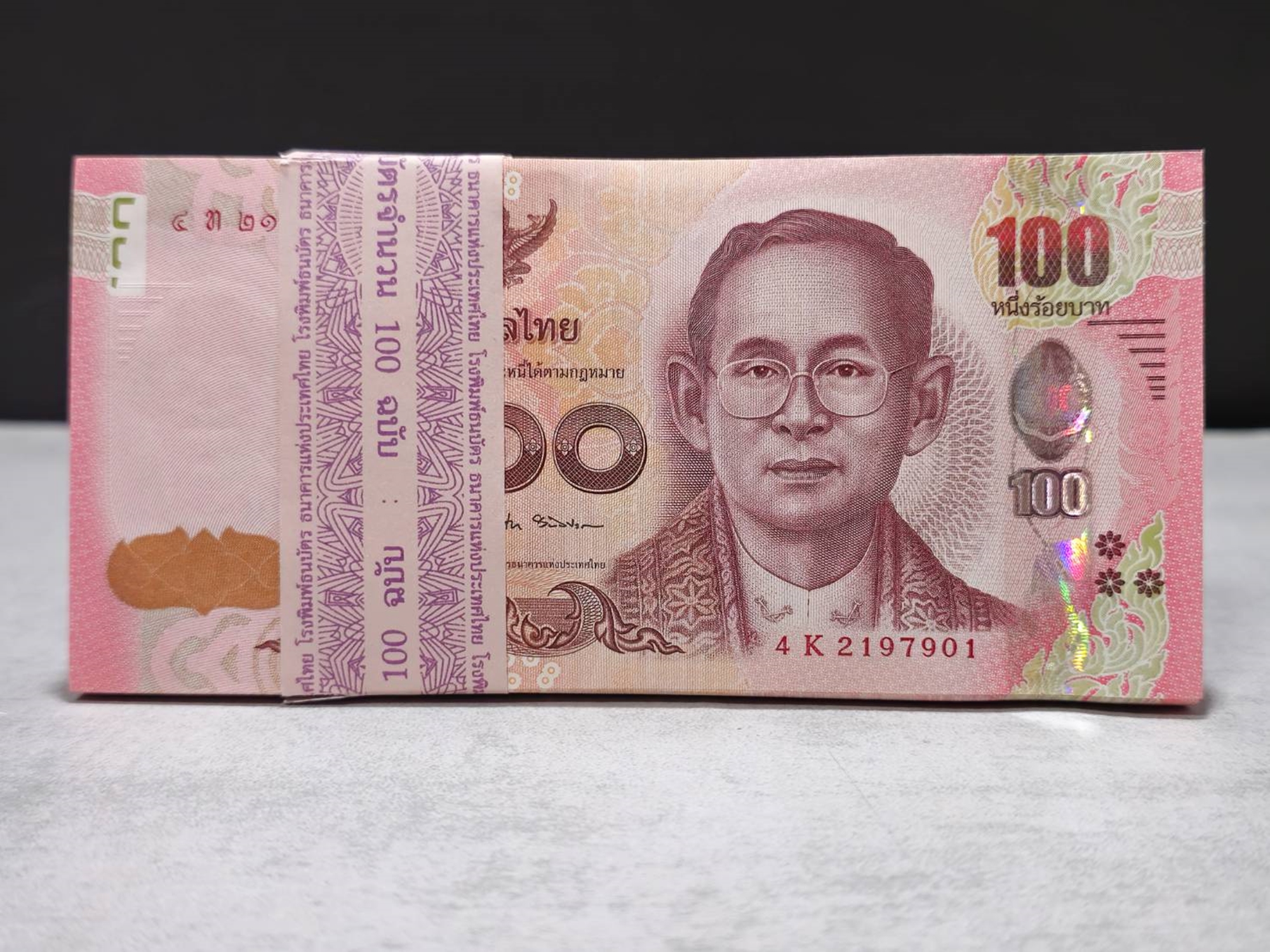 ธนบัตรยกแหนบ 100 ใบ เรียงเลข ธนบัตร 100 บาท แบบ 16.5 ไม่ผ่านใช้งาน UNC พร้อมบรรจุตลับ (มีเลขสวย เลขกระจก)