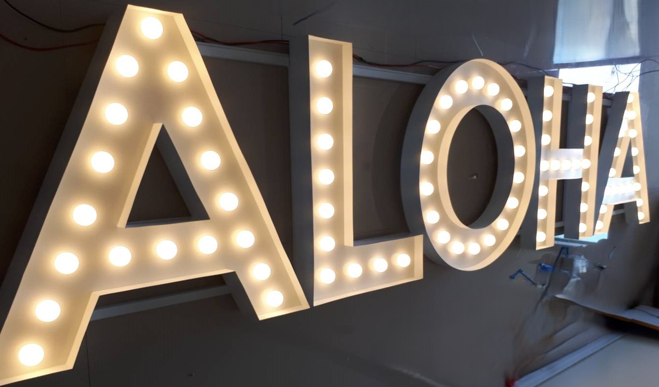 ป้ายไฟปิงปอง "ALOHA" | ป้ายตัวอักษรลอยสุดคลาสสิก สไตล์ Hollywood Retro สว่างละมุน ดึงดูดทุกสายตา