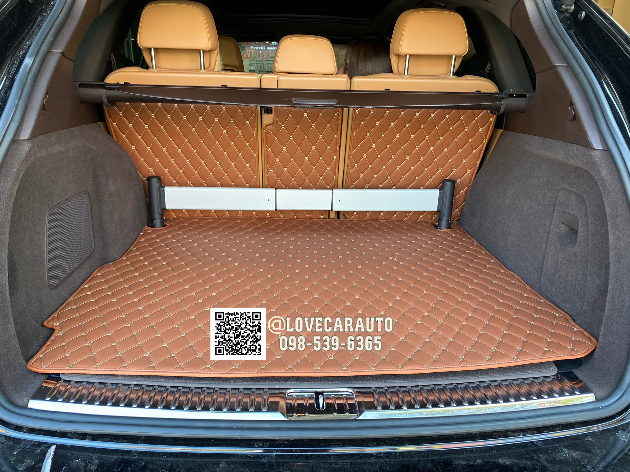 พรมปูพื้นรถยนต์ 7D Porsche Cayenne 2012 สีน้ำตาลเข้ม +ไวนิลแดง