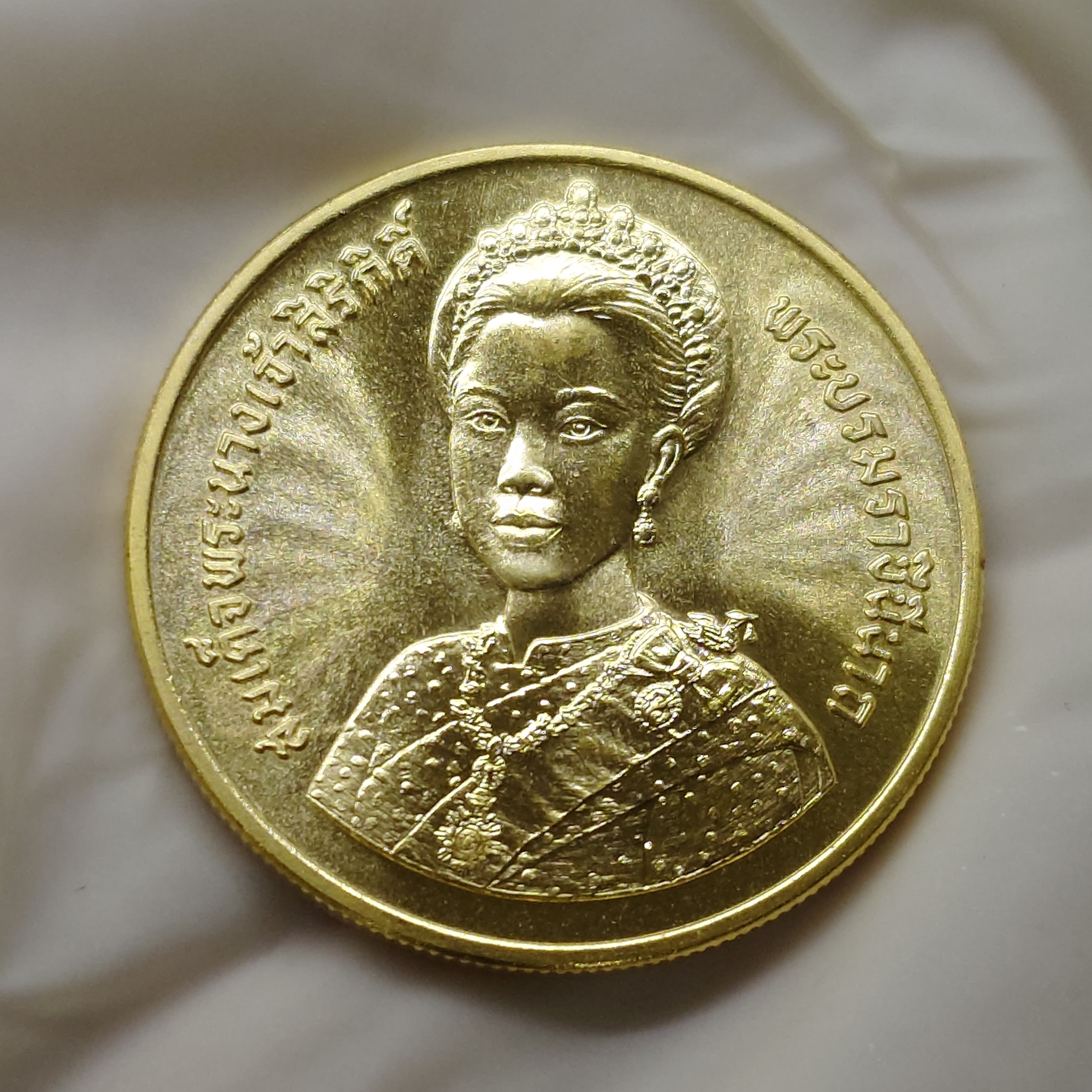 เหรียญทองคำ 6000 บาท (หนัก 15 กรัม) ที่ระลึกเฉลิมพระชนมพรรษา 5 รอบ สมเด็จพระนางเจ้าสิริกิติ์ พระบรมราชินีนาถ พ.ศ.2535