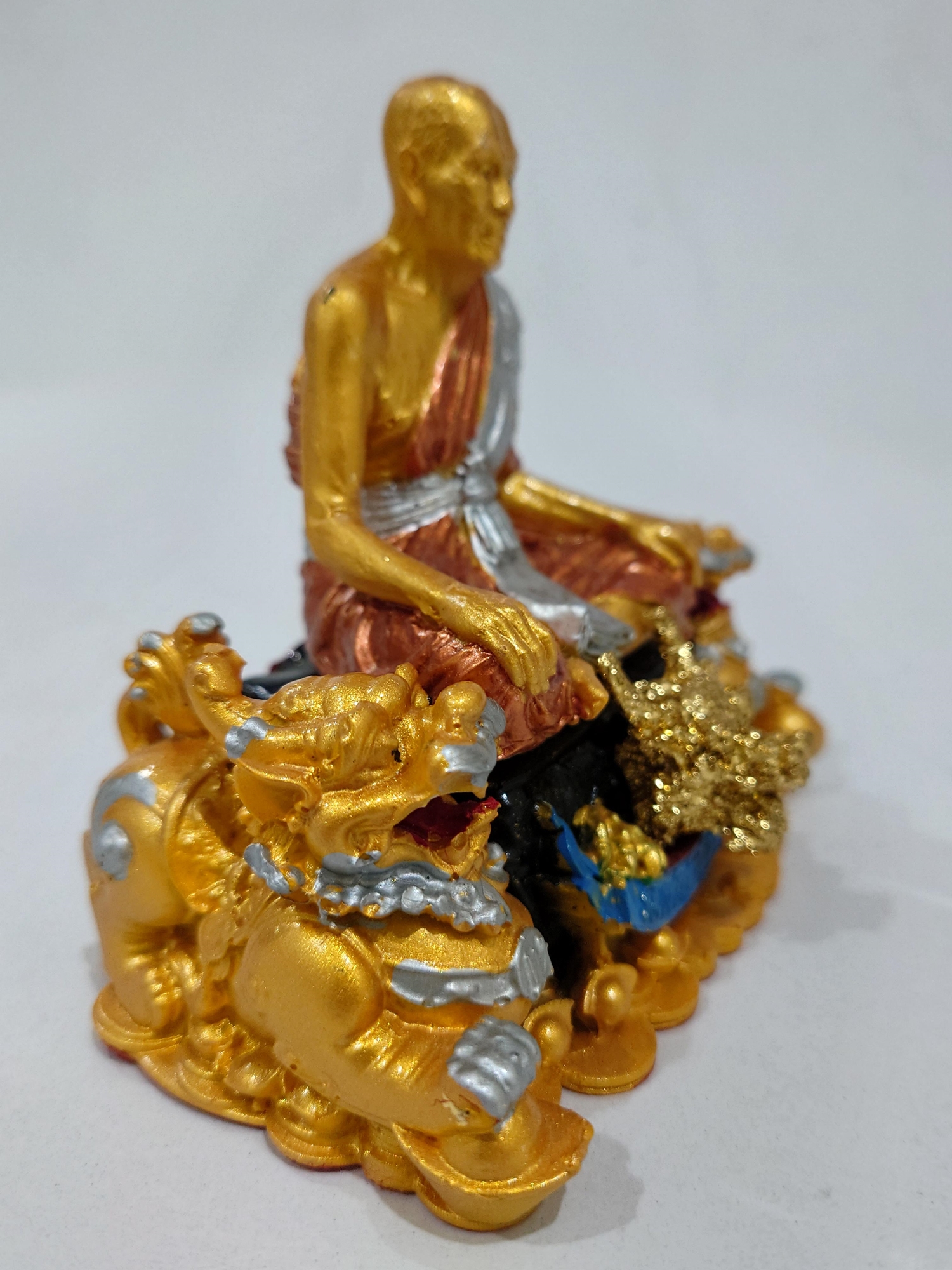 พระบูชา (ตั้งหน้ารถ) รุ่นรวยโชคลาภ 100 ปี เนื้อเรซิ่น องค์พระ 3 K มังกรทอง ปี่เซี่ยทอง หลวงพ่อพัฒน์ วัดห้วยด้วน โคท 50