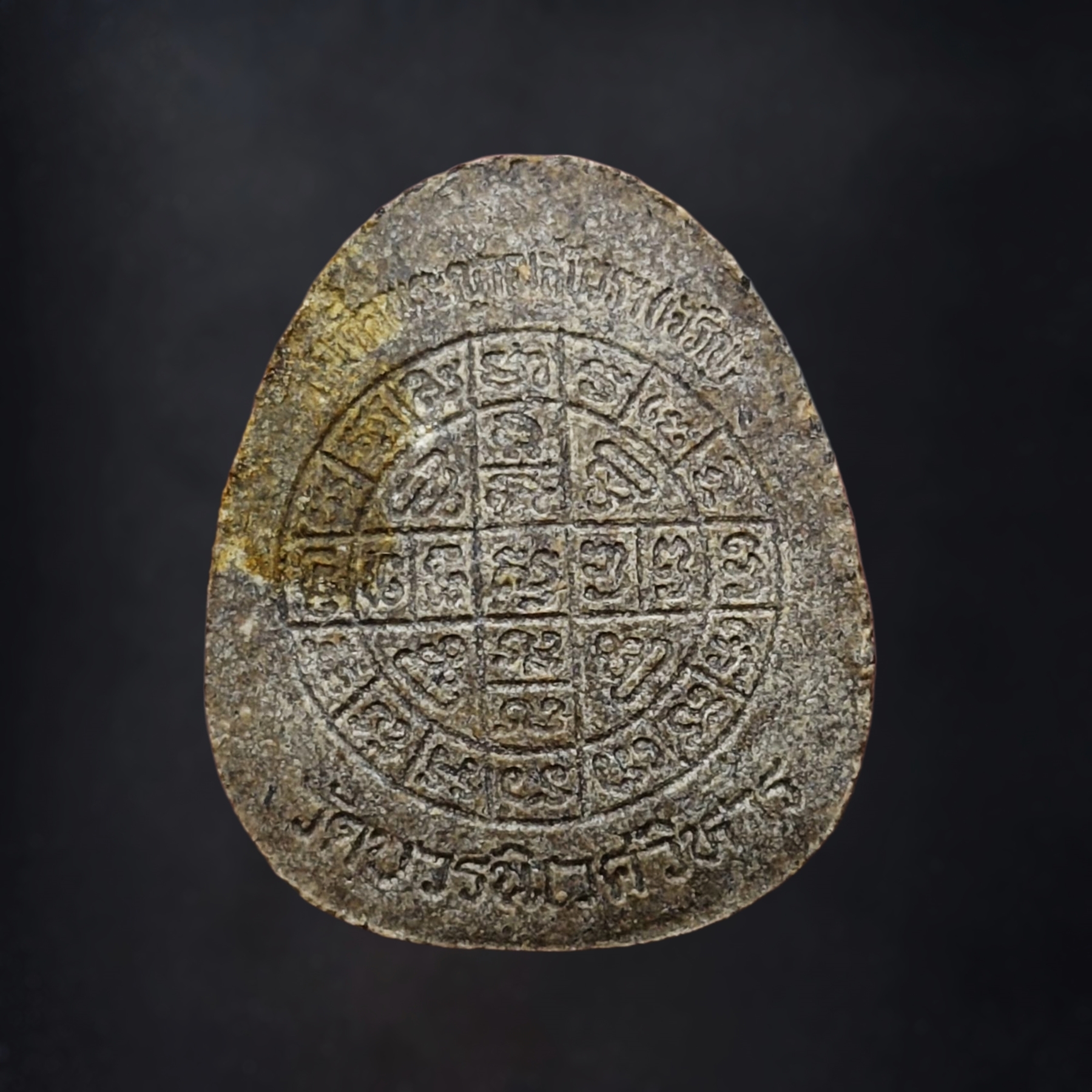 พระปิดตา หลังยันต์ดวงเล็ก หลวงปู่โต๊ะปลุกเสก เนื้อผงใบลานแก่ตังอิ๊ว สมเด็จพระญาณสังวร (เจริญ) วัดบวรนิเวศวิหาร ปี2523 พร้อมบัตรรับรองพระแท้