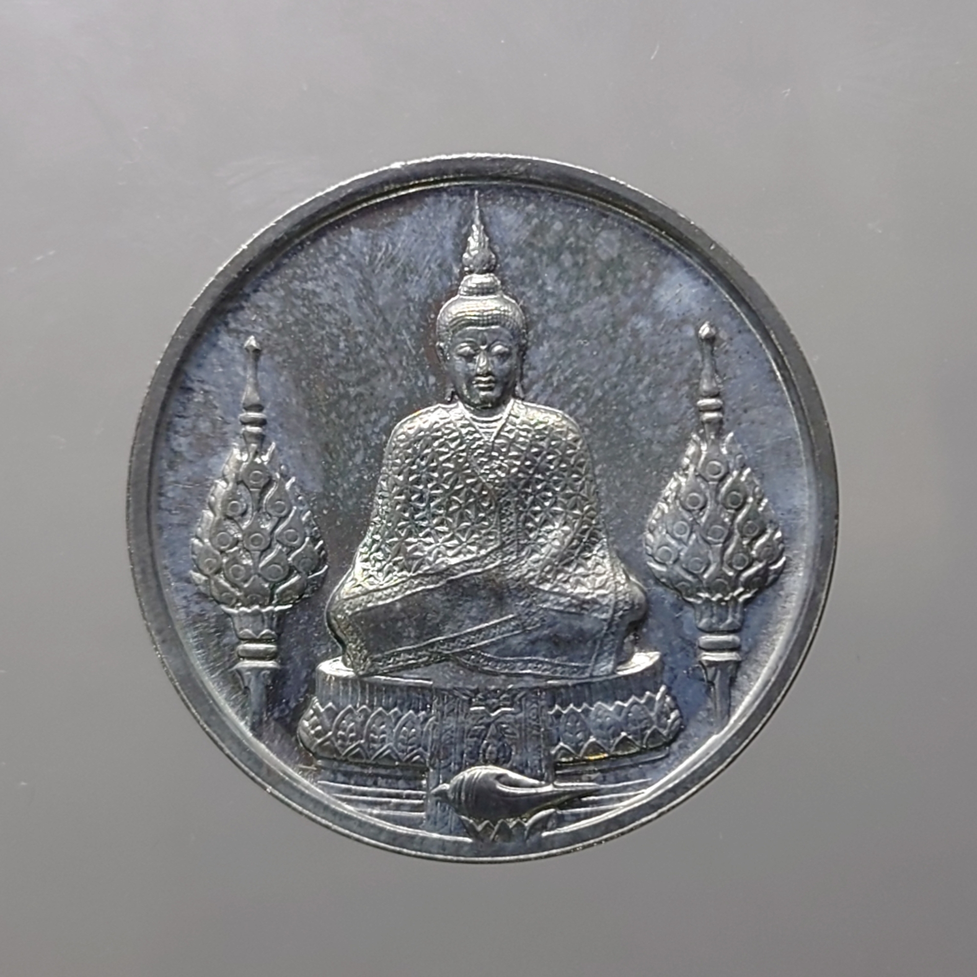 เหรียญพระแก้วมรกต ภปร รุ่นสอง ทรงเครื่องฤดูหนาว เนื้อเงิน ฉลองกรุงรัตนโกสินทร์ 200 ปี พ.ศ.2525 พร้อมกล่องเดิม