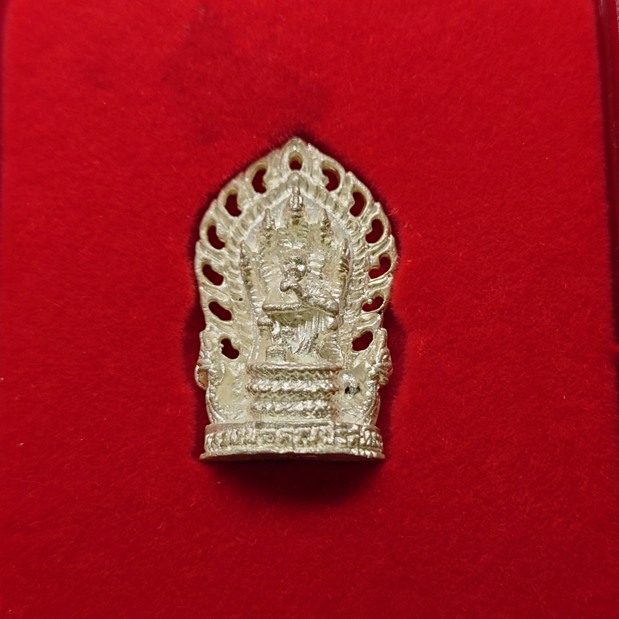 หลวงพ่อคูณ พิมพ์ปรกลายฉลุเอกลักญ์ รุ่นคูณพันล้าน เสาร์ ๕ เนื้อเงินแท้ หลวงพ่อคูณ ปริสุทโธ วัดบ้านไร่ ปี2537 พร้อมตลับเดิม
