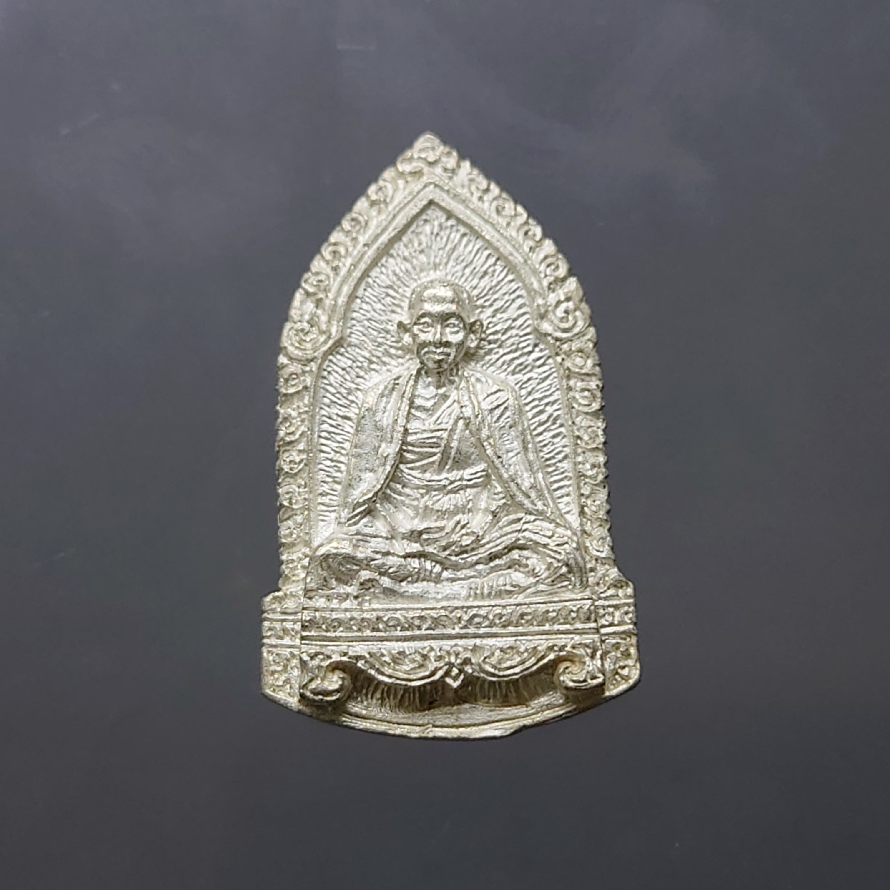 หลวงพ่อเกษม เขมโก หลัง ครูบาศรีวิชัย เนื้อเงิน รุ่นพญาวัน ๘๒ สุสานไตรลักษณ์ ปี2536 พร้อมตลับเดิม