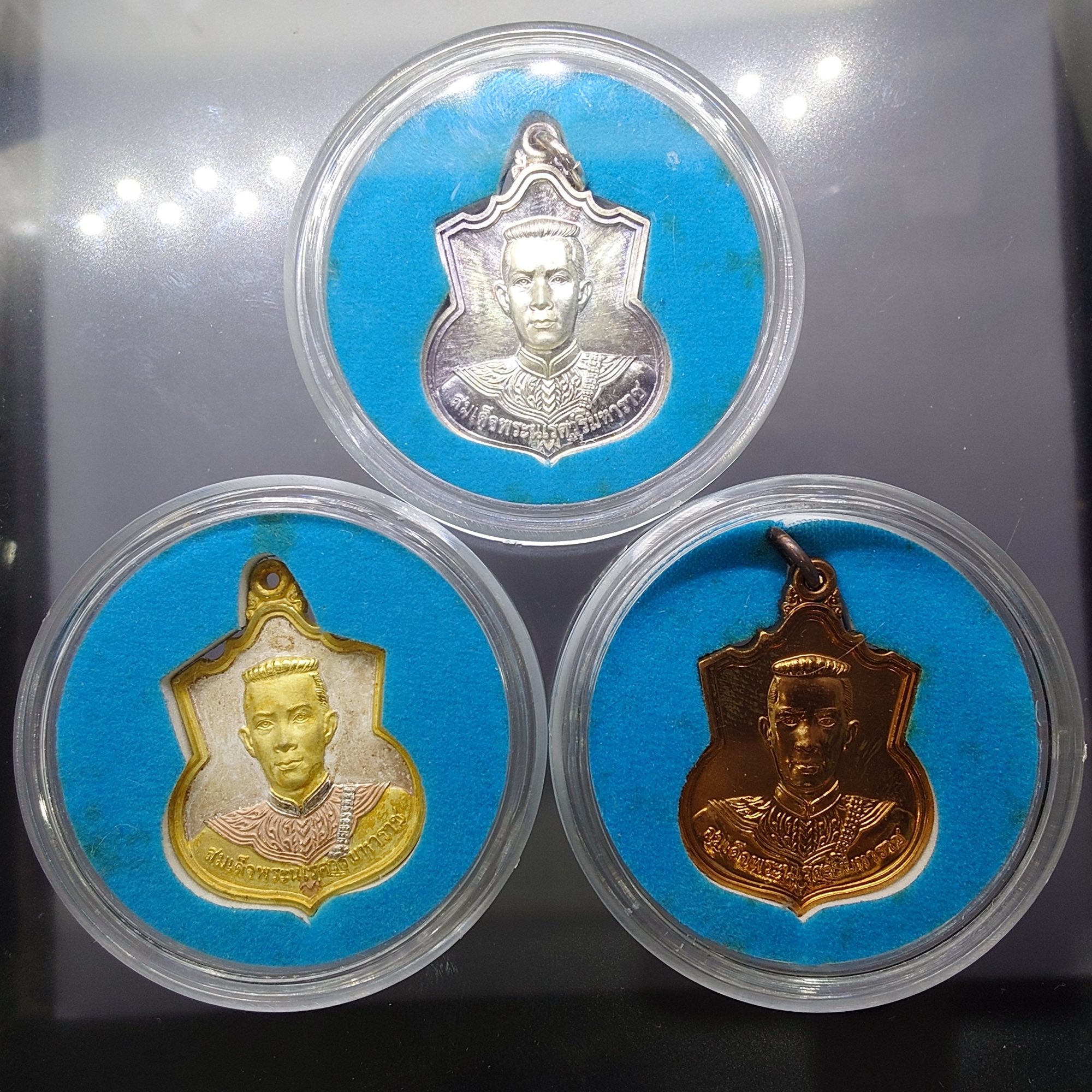 เหรียญสมเด็จพระนเรศวรมหาราช รุ่นสู้ หลังพระนามาภิไธย สก. ปี2548 ชุดกรรมการ 3 เนื้อ พร้อมกล่องเดิม