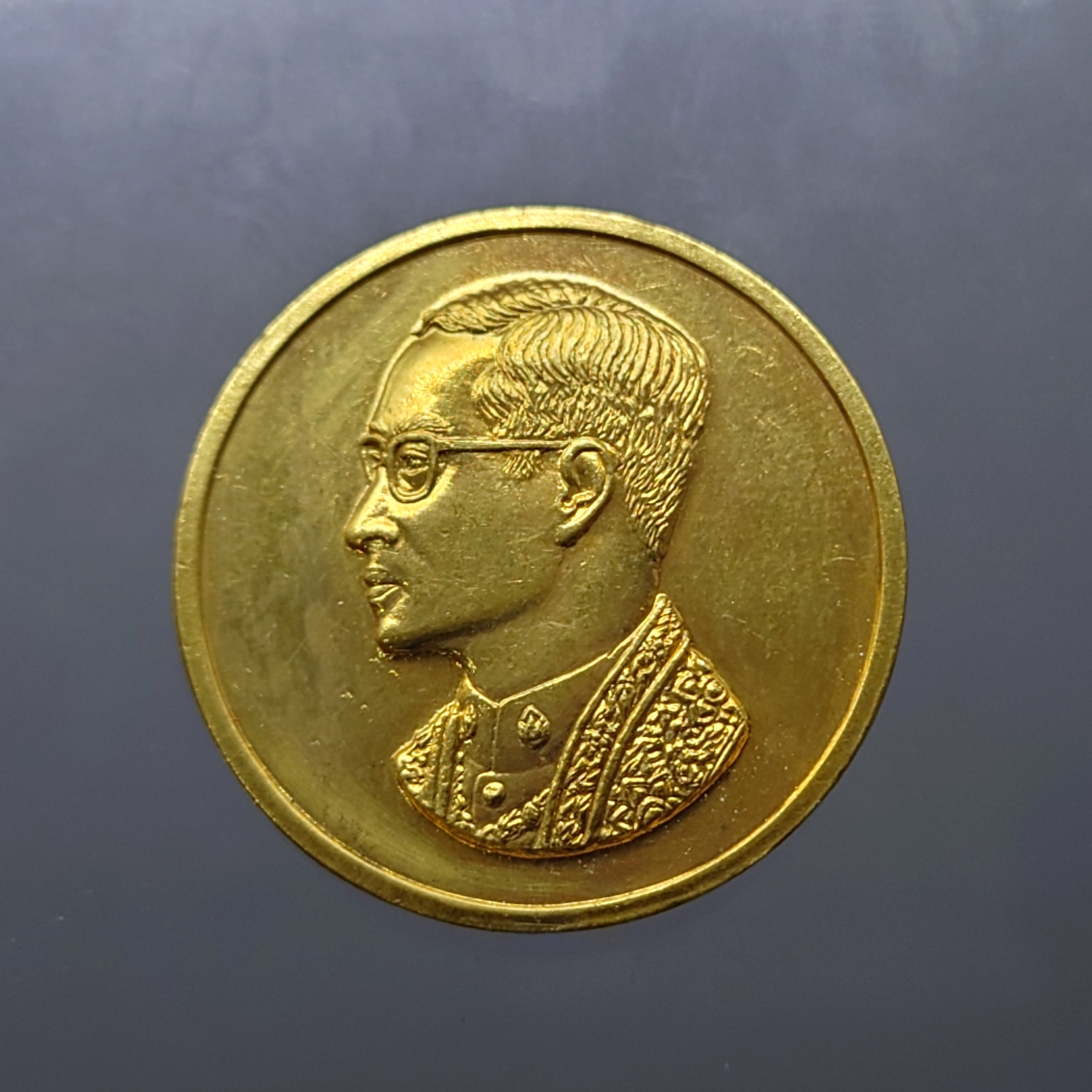 เหรียญคุ้มเกล้า เนื้อทองคำ พิมพ์ใหญ่ พ.ศ.2522 พร้อมกล่องเดิม