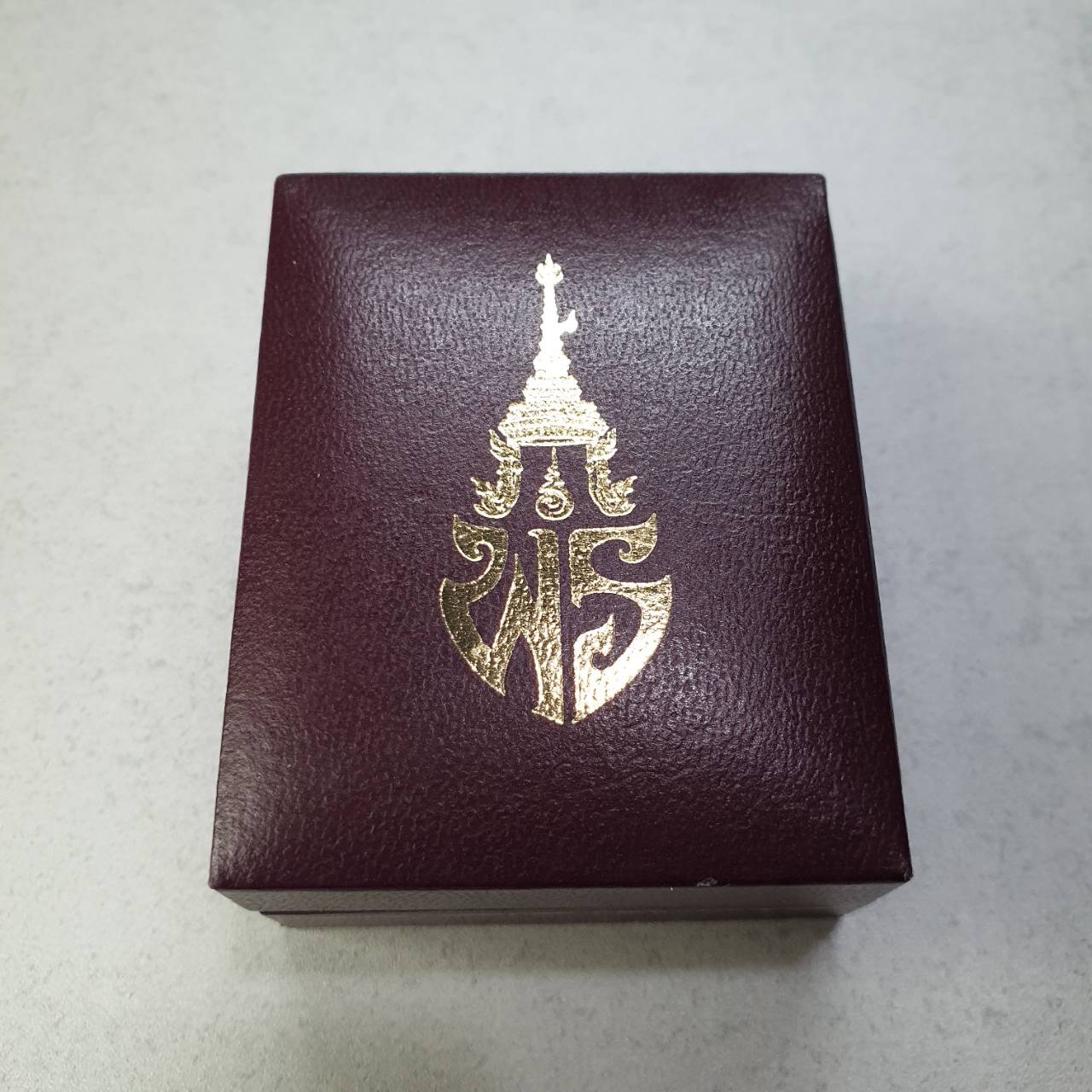 เข็มกลัด เข็มที่ระลึก พระราชพิธีพระราชทานเพลิงพระศพ เจ้าฟ้าเพชรรัตนฯ ปี2555 พร้อมกล่อง