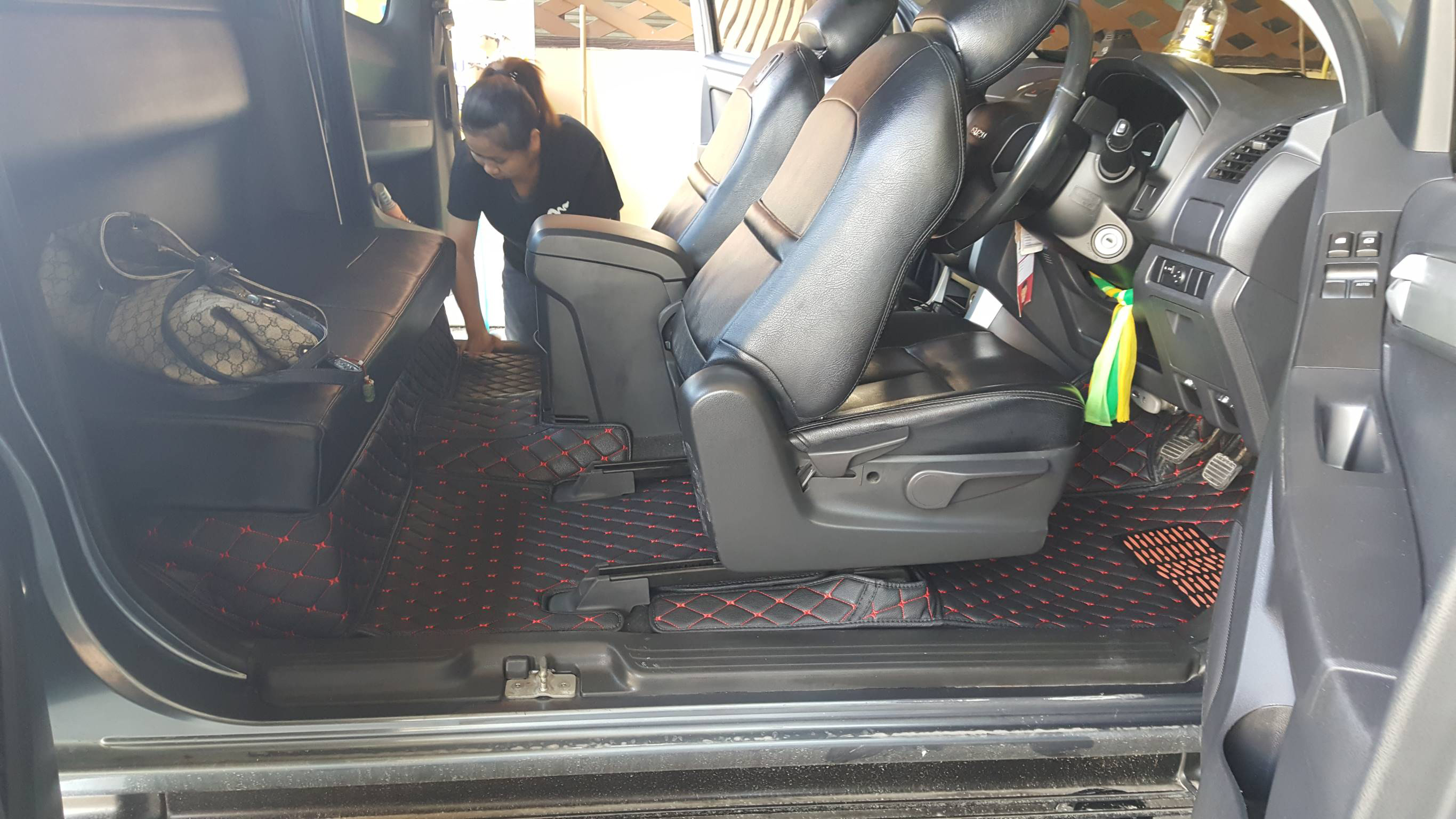 พรม6D Toyota D-max cab 2017 ดำแดง