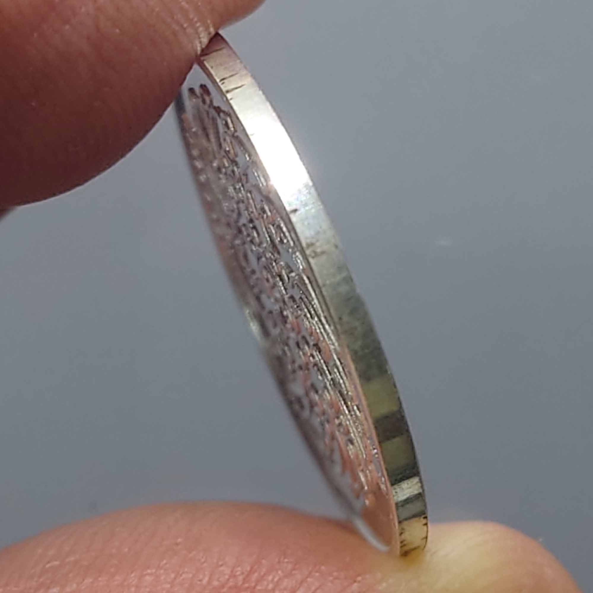 เหรียญพระแก้วมรกต รุ่น2 เนื้อเงินขัดเงา วัดพระศรีรัตนศาสดาราม ปี 2547 สภาพสวยเดิมๆ หายาก สร้างโดยสำนักพระราชวัง