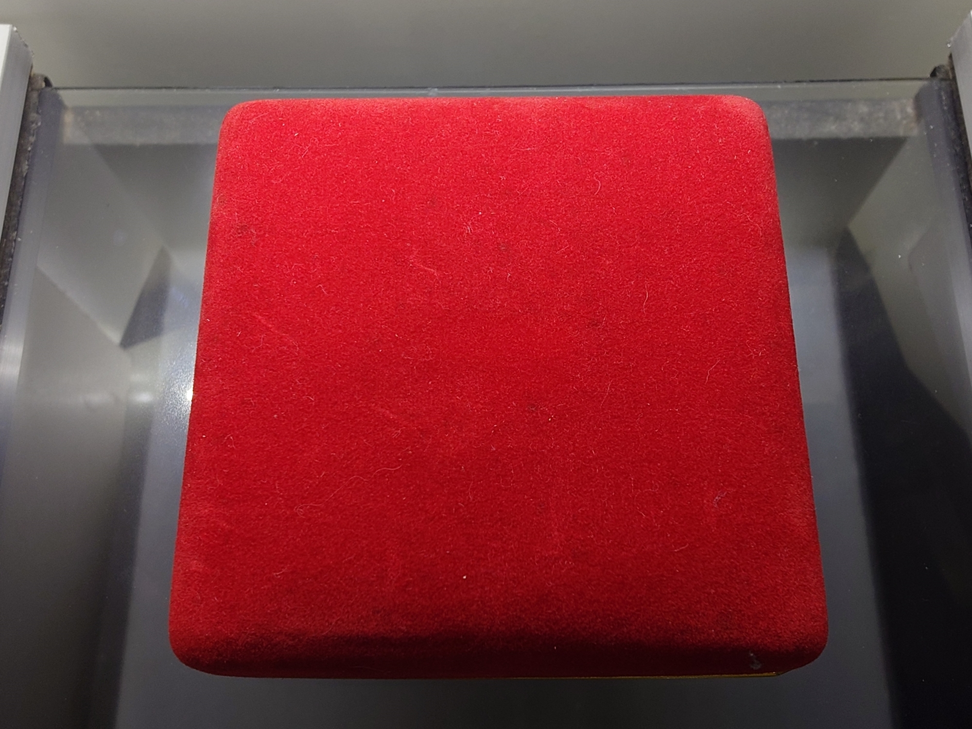 เหรียญเสด็จพ่อ ร.5 หลัง จปร. เนื้อเงิน - ทองแดง พิธีวัดสุทัศนเทพวราราม เพื่อตั้งทุนอุดมศึกษา ปี2532 พร้อมกล่องเดิม