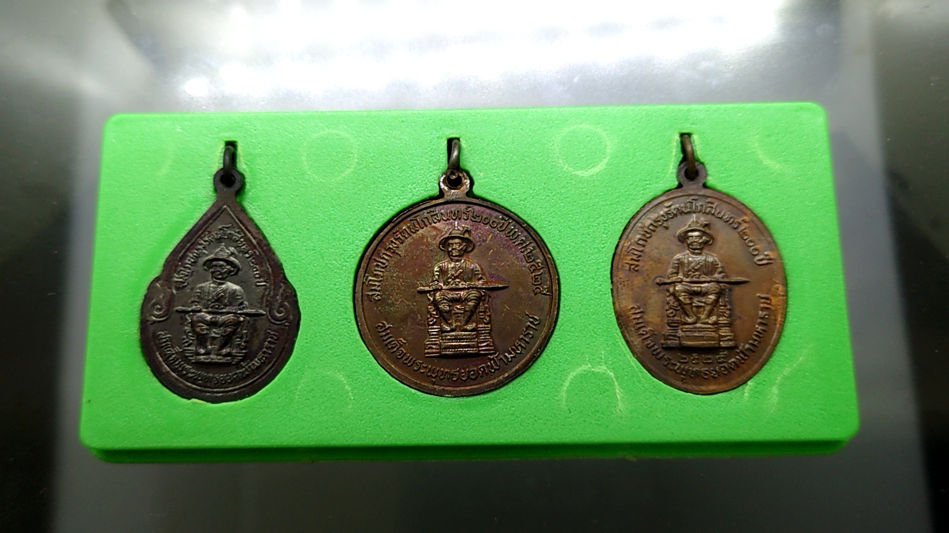 พระแก้วมรกต หลัง พระเจ้าตากสิน เนื้อทองแดง วัดพระเชตุพน ท่าเตียน กรุงเทพๆ ปี2525 พร้อมกล่องเดิม